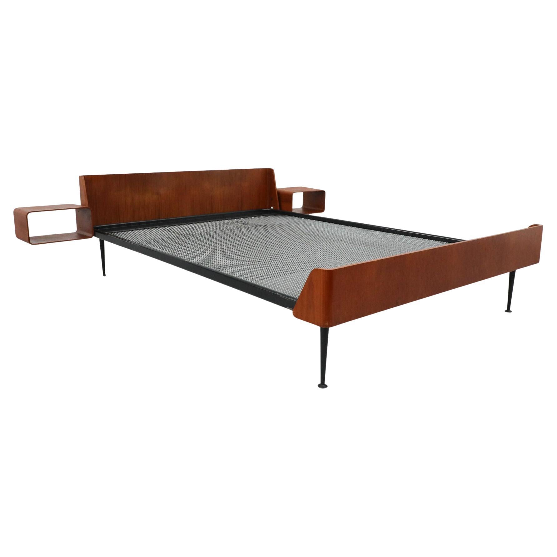 Cama con mesillas de noche 'Serie Euroika' de Friso Kramer para Auping, años 50 en venta