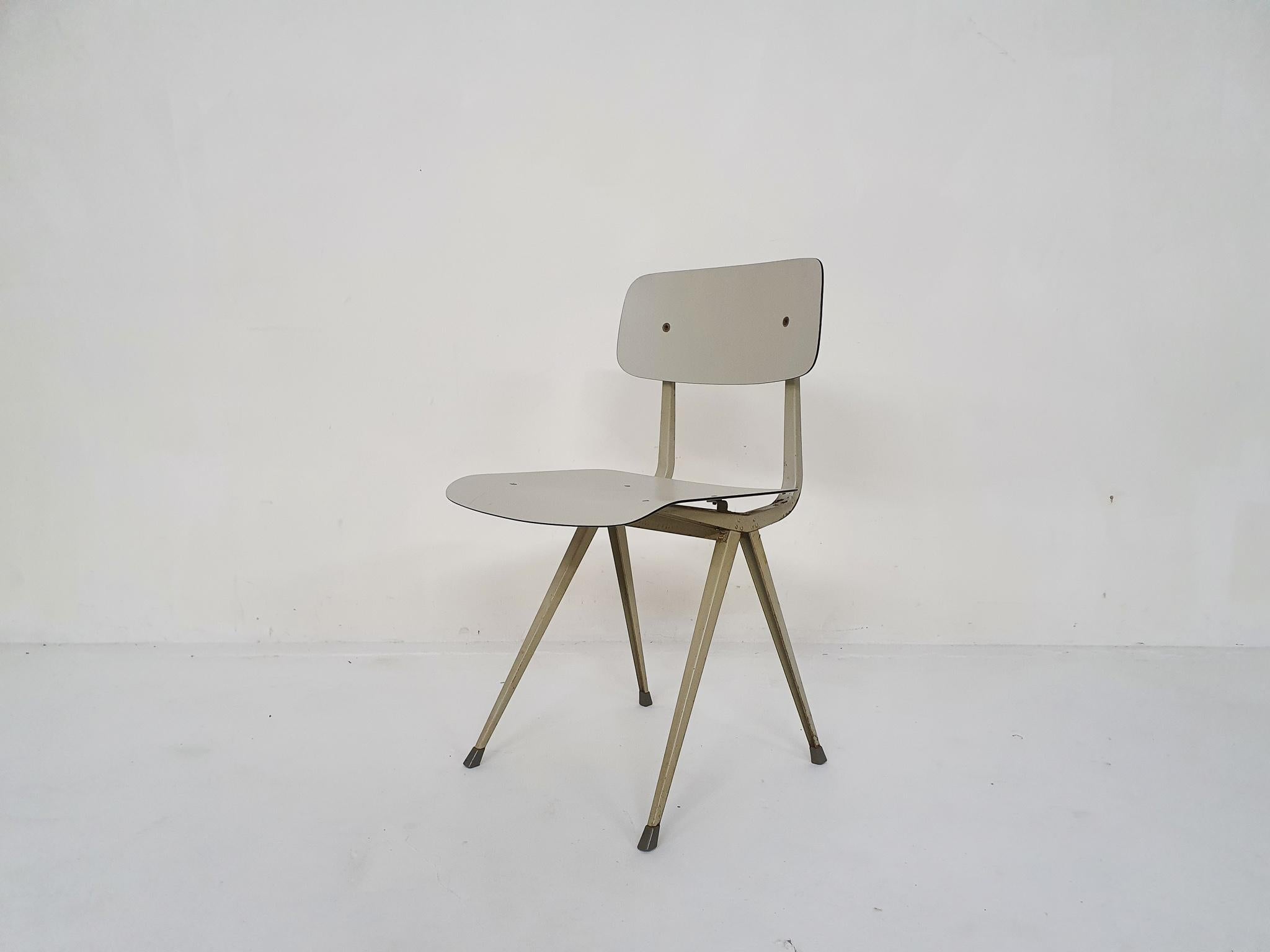 White metal frame and white Ciranol seating and back.
Frame has some rust.

Kramer is the son of architect Piet Kramer. In 1963 he founded, together with Wim Crouwel, Benno Wissing, Paul and Dick Schwarz Total Design. From the period of 1971 till
