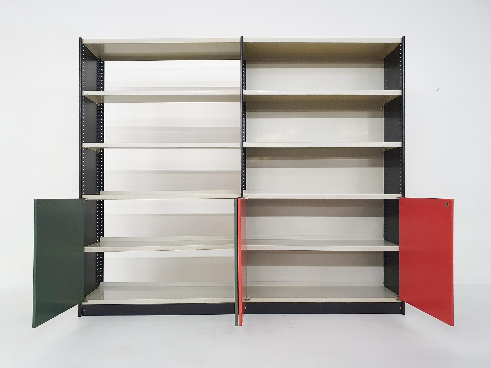 Light and dark grey metal book case with green and pink doors
Some light traces of use.
Friso Kramer is the son of architect Piet Kramer. In 1963 he founded, together with Wim Crouwel, Benno Wissing, Paul and Dick Schwarz Total Design. From the