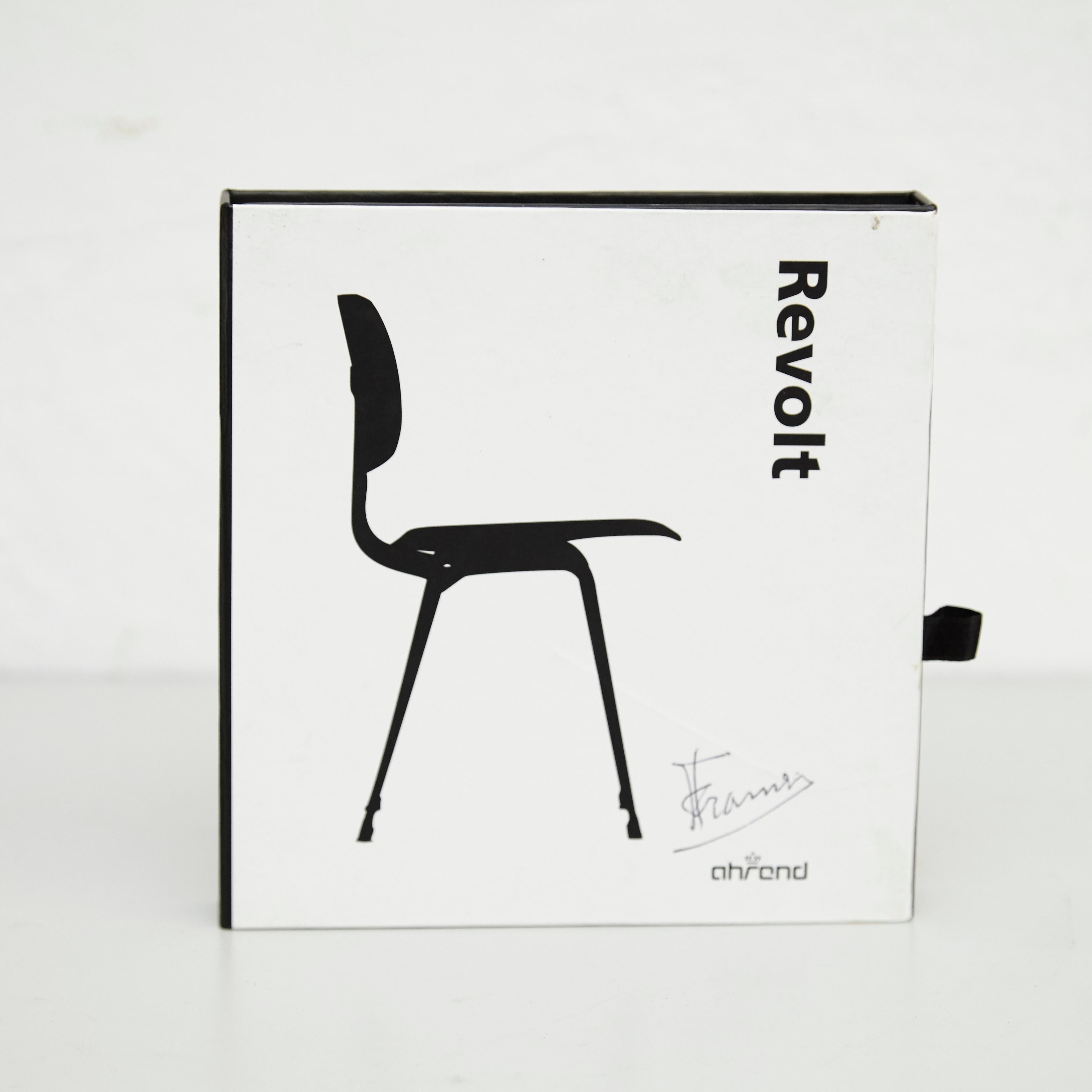 Friso Kramer miniature chair toy sculpture
Manufactured in the Netherlands by Ahrend de Cyrkel.

Scaled miniature plastic Friso Kramer Revolt chair. Comes in pieces to be assembled. Made by Ahrend de Cirkel

Friso Kramer signed by Hand