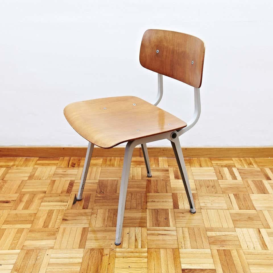 Chair model result, designed by Friso Kramer in 1953.
Manufactured by Ahrend de Cirkel (Netherlands) in 1953.
Profiled sheet lacquered metal, wood seat and back.

First edition in great original condition, with minor wear consistent with age and