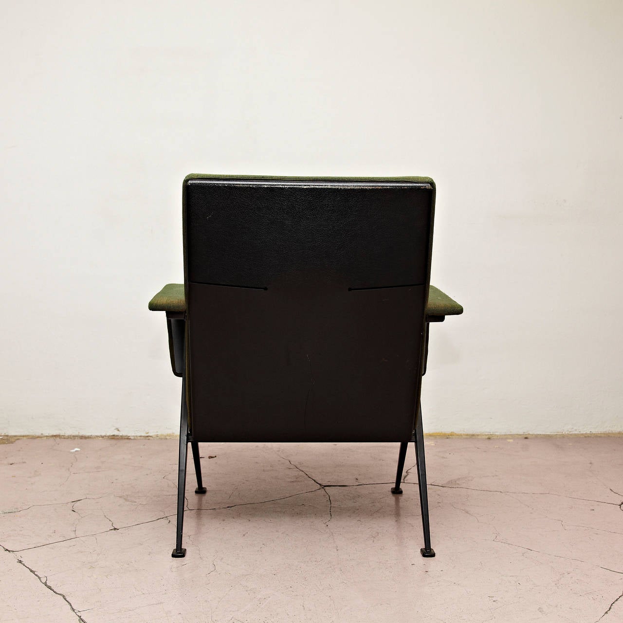 Fauteuil, model Repose, designed by Friso Kramer in 1960.
Manufactured by De Cirkel (Netherlands) the 9th of January of 1969.
Enameled folded sheet metal frame with upholstered armrests, metal seat and backrest, deep foam rubber upholstered in
