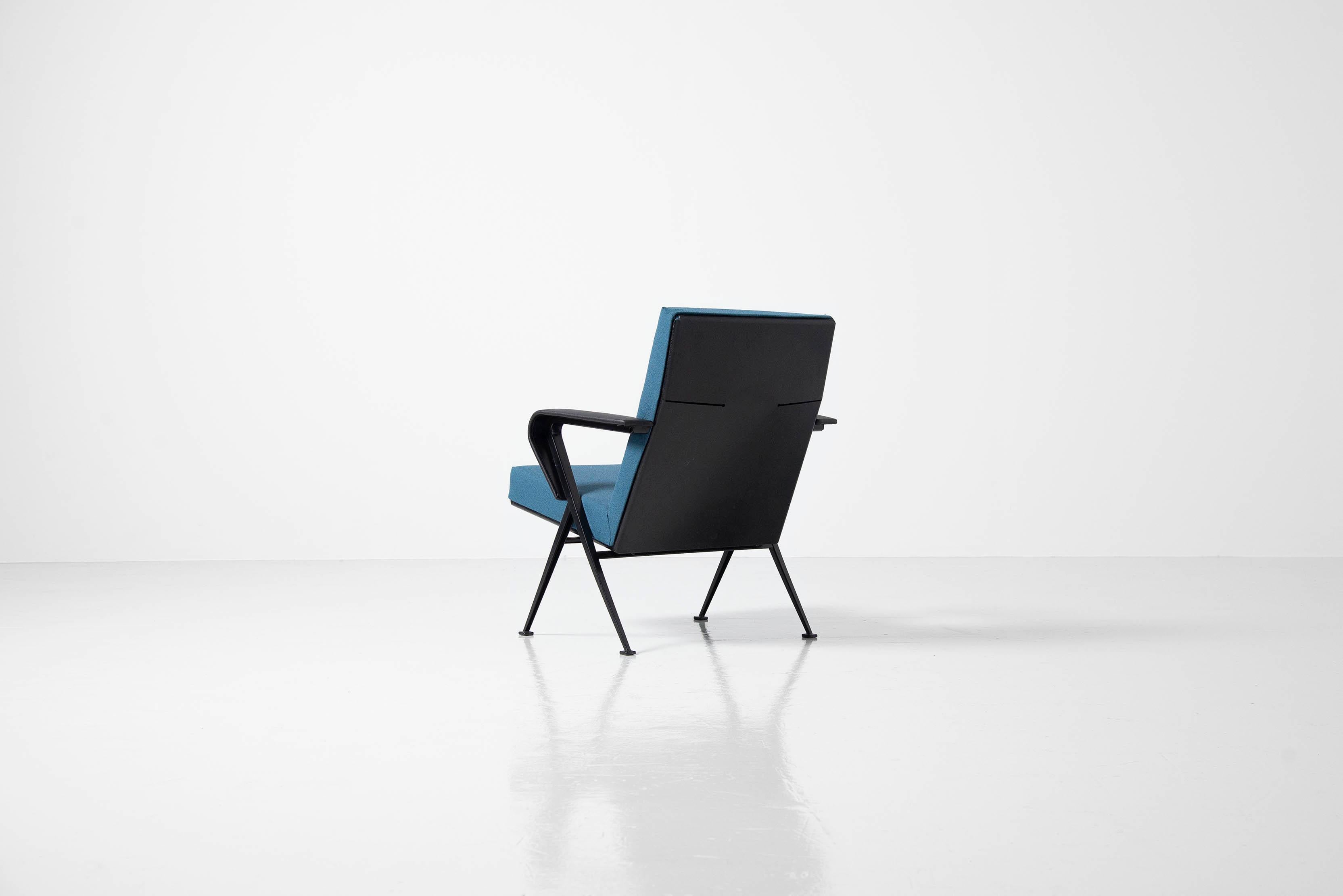 Schöner industrieller Sessel 'Repose', entworfen von Friso Kramer und hergestellt von Ahrend de Cirkel, Holland 1959. Der Stuhl hat ein sehr schönes zirkelförmiges Gestell mit Metallstruktur, sehr ähnlich dem Design des Visiteur-Stuhls von Jean