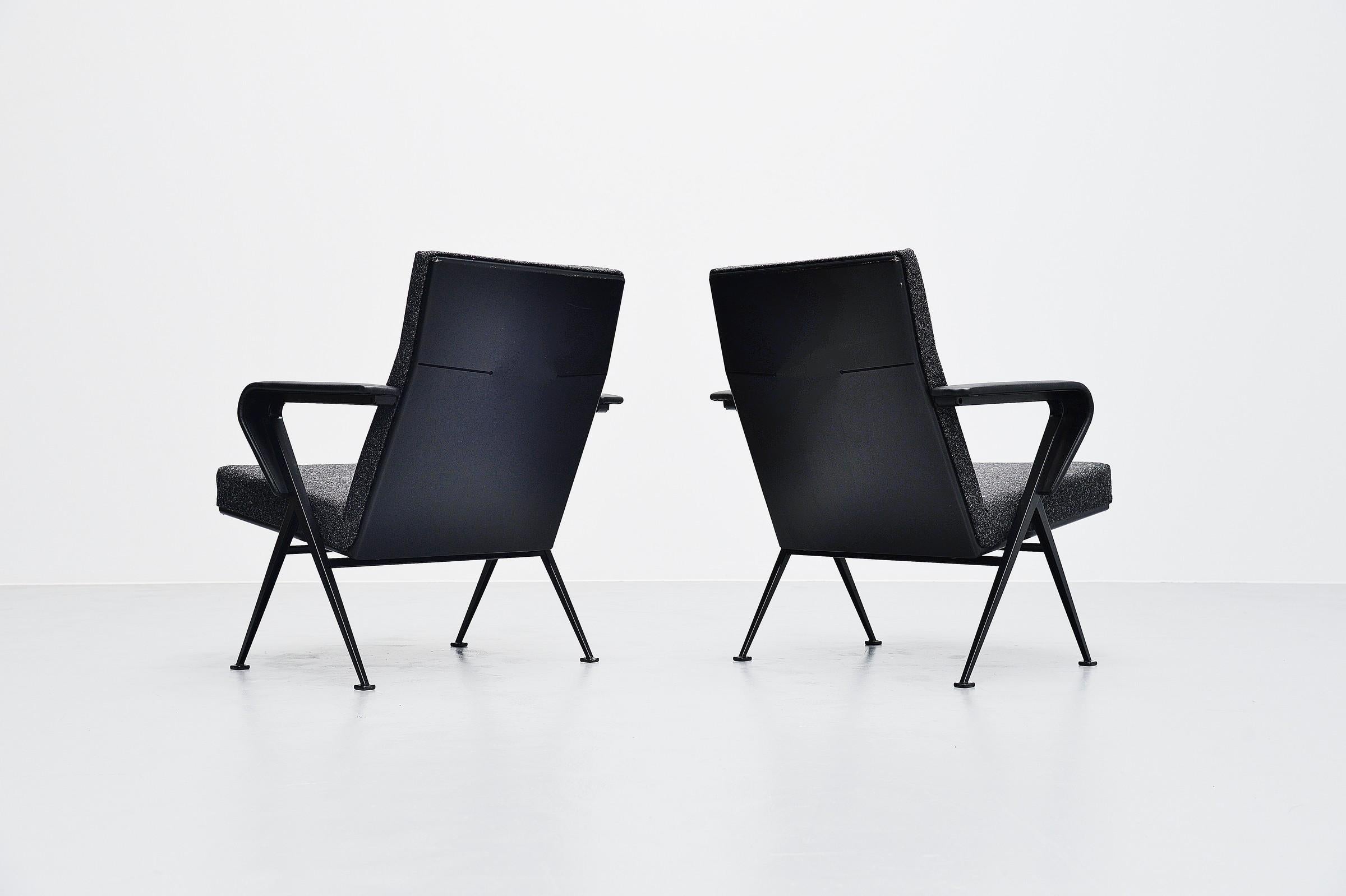 Bedeutendes Paar modernistischer Sessel Modell Repose, entworfen von Friso Kramer und hergestellt von Ahrend de Cirkel, Holland 1959. Die Stühle haben einen sehr schönen v-förmigen, schwarz lackierten Rahmen mit Metallstrukturen, der noch besser