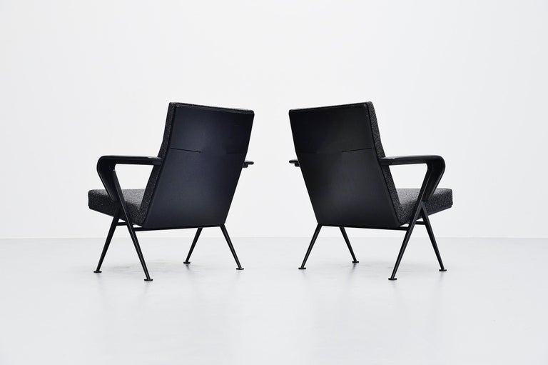 Important pair of modernist easy chairs model Repose, designed by Friso Kramer and manufactured by Ahrend de Cirkel, Holland 1959. The chairs have a very nice v shaped black painted frame with metal structures, even better looking and more