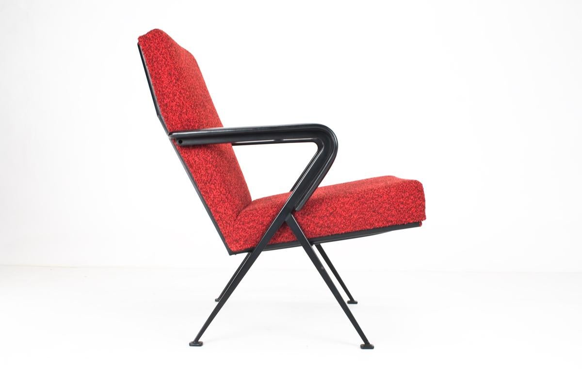 Re-upholstered Mid-Century Modern repose armchair designed by Dutch industrial designer Friso Kramer in 1960 for Dutch furniture company Ahrend de Cirkel. This piece is in very good condition, new upholstery (and fillings) in an excellent quality