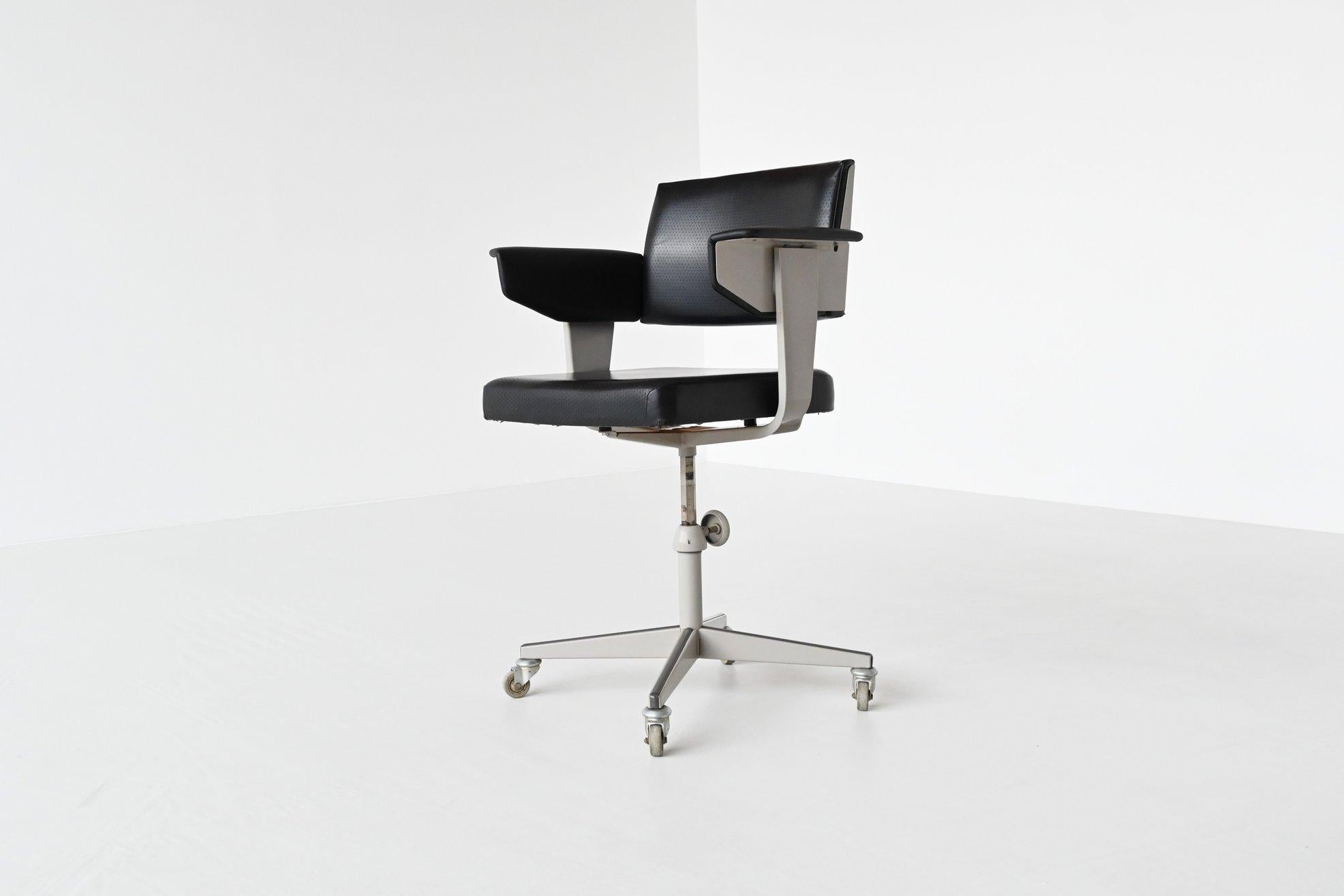 Very nice and rare industrial Resort desk chair designed by Friso Kramer and manufactured by Ahrend de Cirkel, The Netherlands 1960. The chair has a light grey lacquered metal frame with cross legs and wheels. The seat, back and arms are upholstered