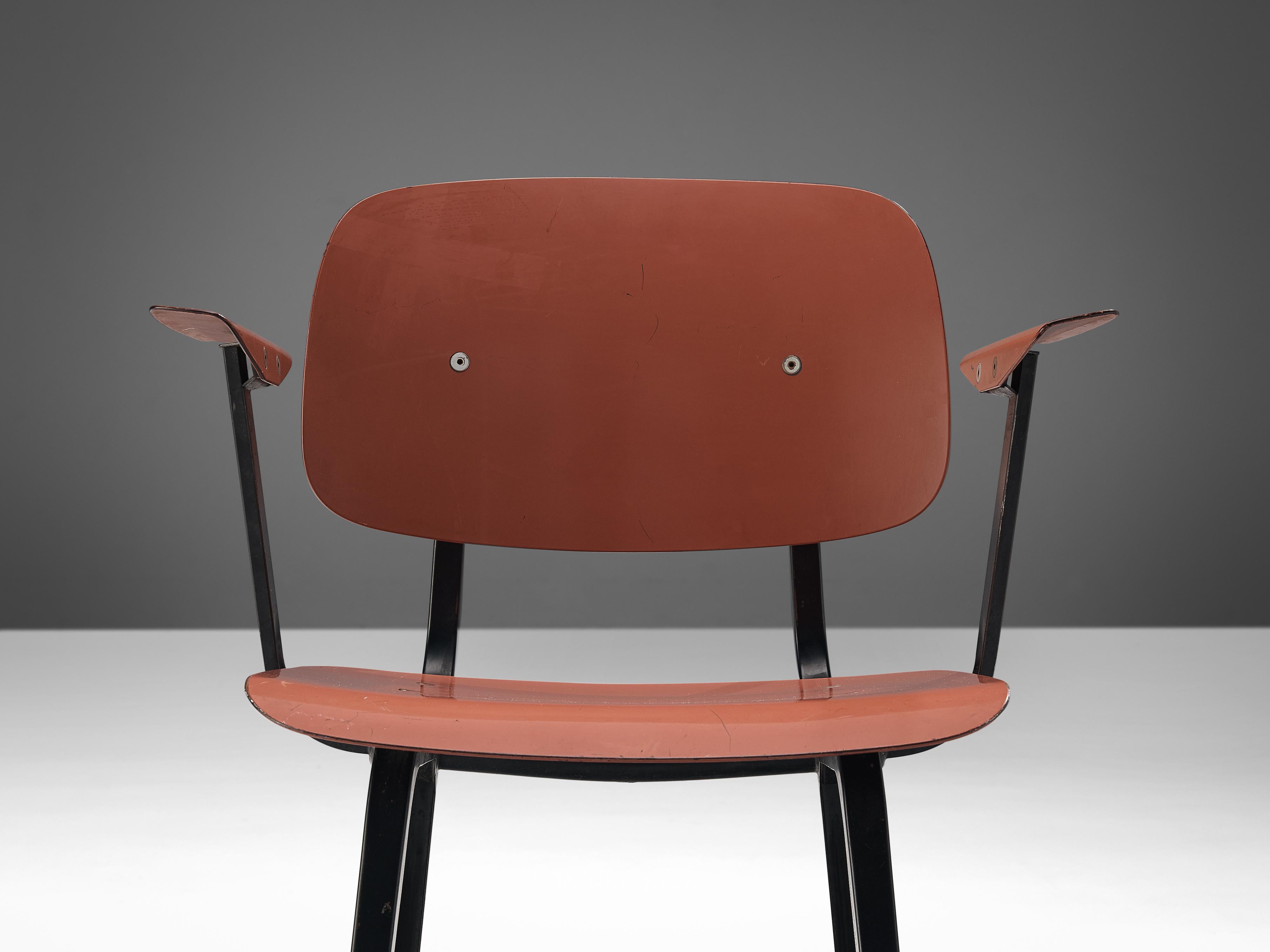 Mid-Century moderno Sedia Friso Kramer 'Revolt' in Ciranolo laccato rosso opaco e metallo in vendita