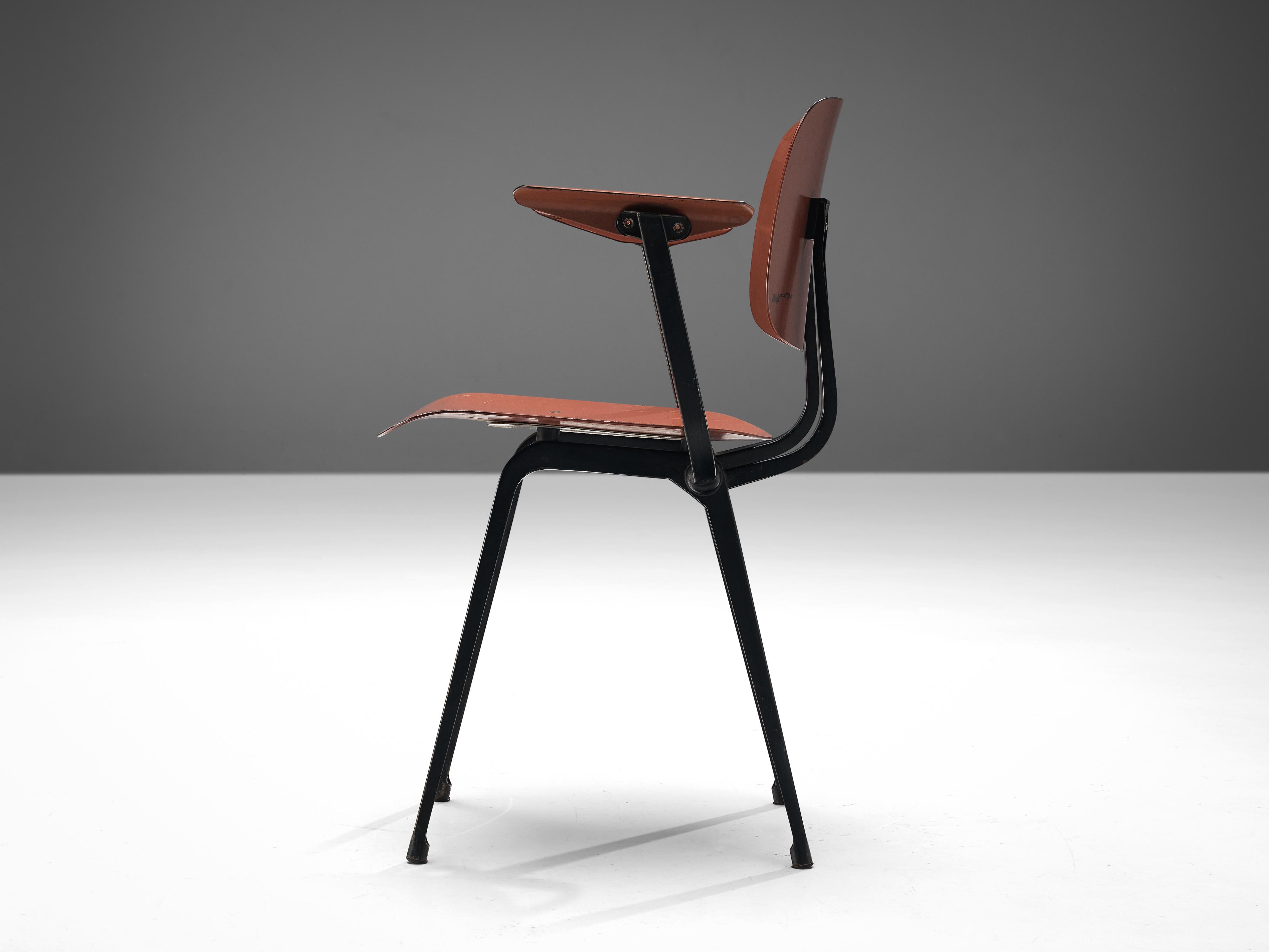 Milieu du XXe siècle Chaise 'Revolt' de Friso Kramer en Ciranol laqué rouge mat et métal en vente