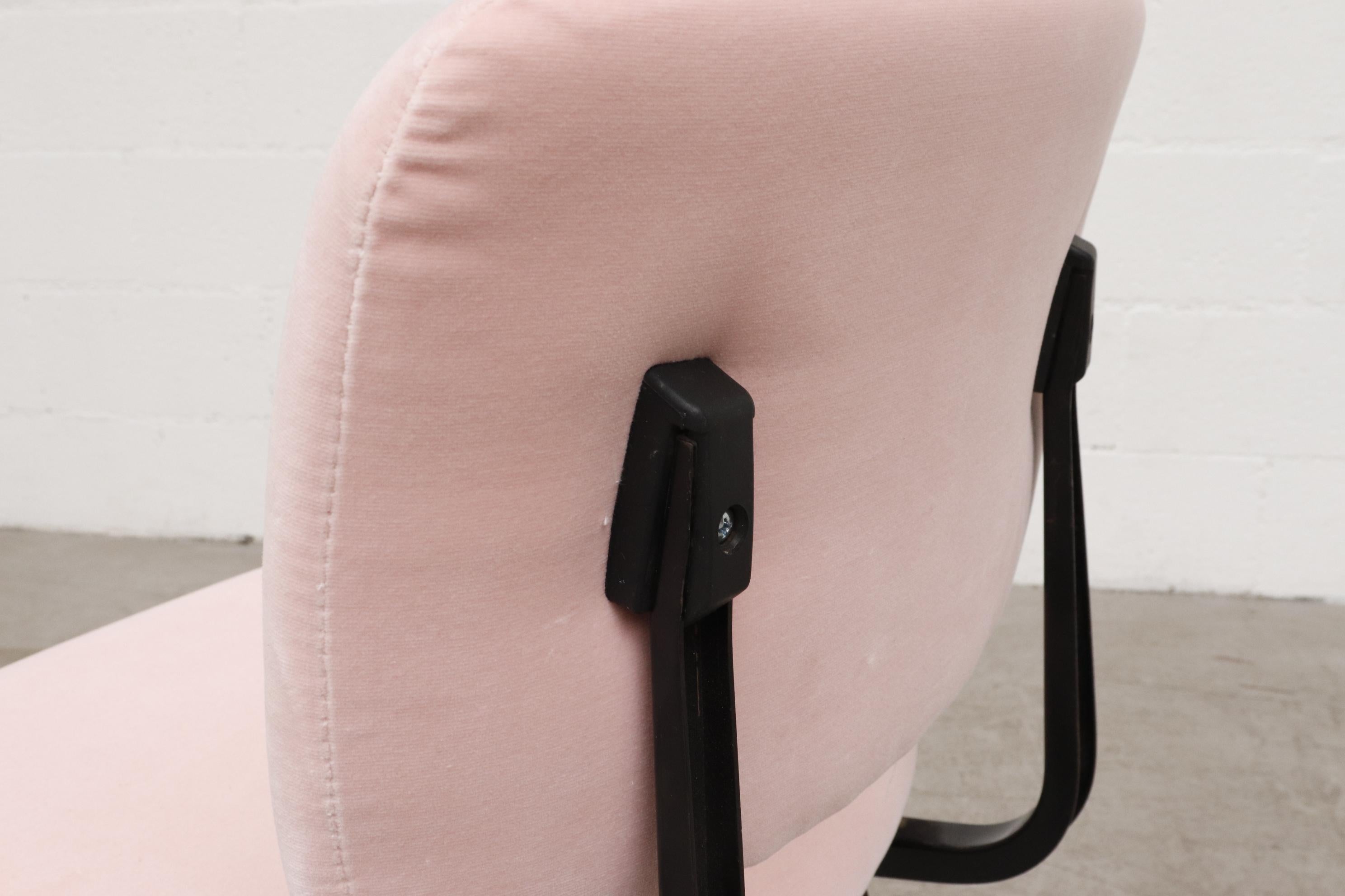 Friso Kramer 'Revolt' Chair in Pink Velvet 3