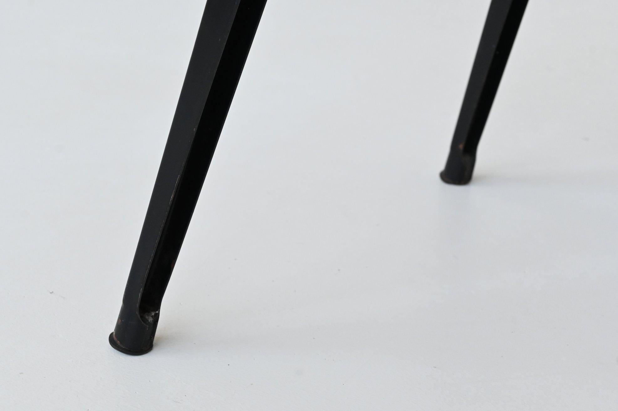 Friso Kramer Silla Revuelta rojo negro Ahrend de Cirkel Países Bajos 1953 3