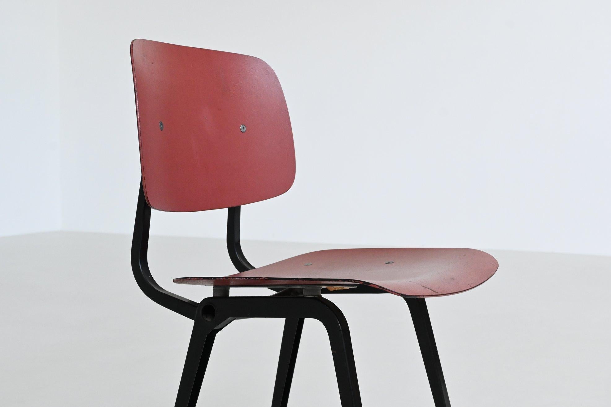 Friso Kramer Silla Revuelta rojo negro Ahrend de Cirkel Países Bajos 1953 Holandés