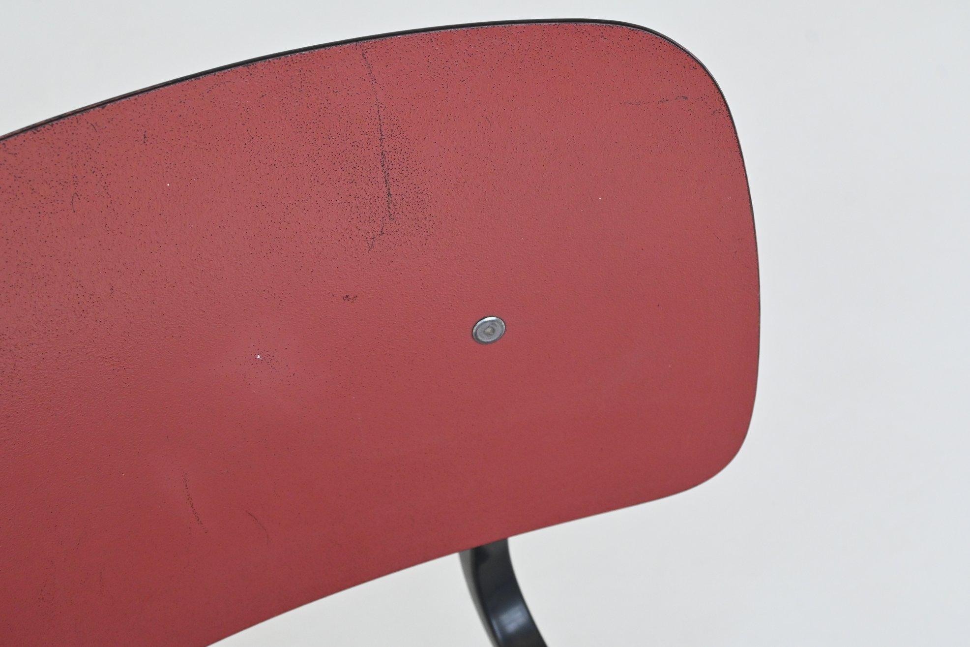 Friso Kramer Silla Revuelta rojo negro Ahrend de Cirkel Países Bajos 1953 Metal