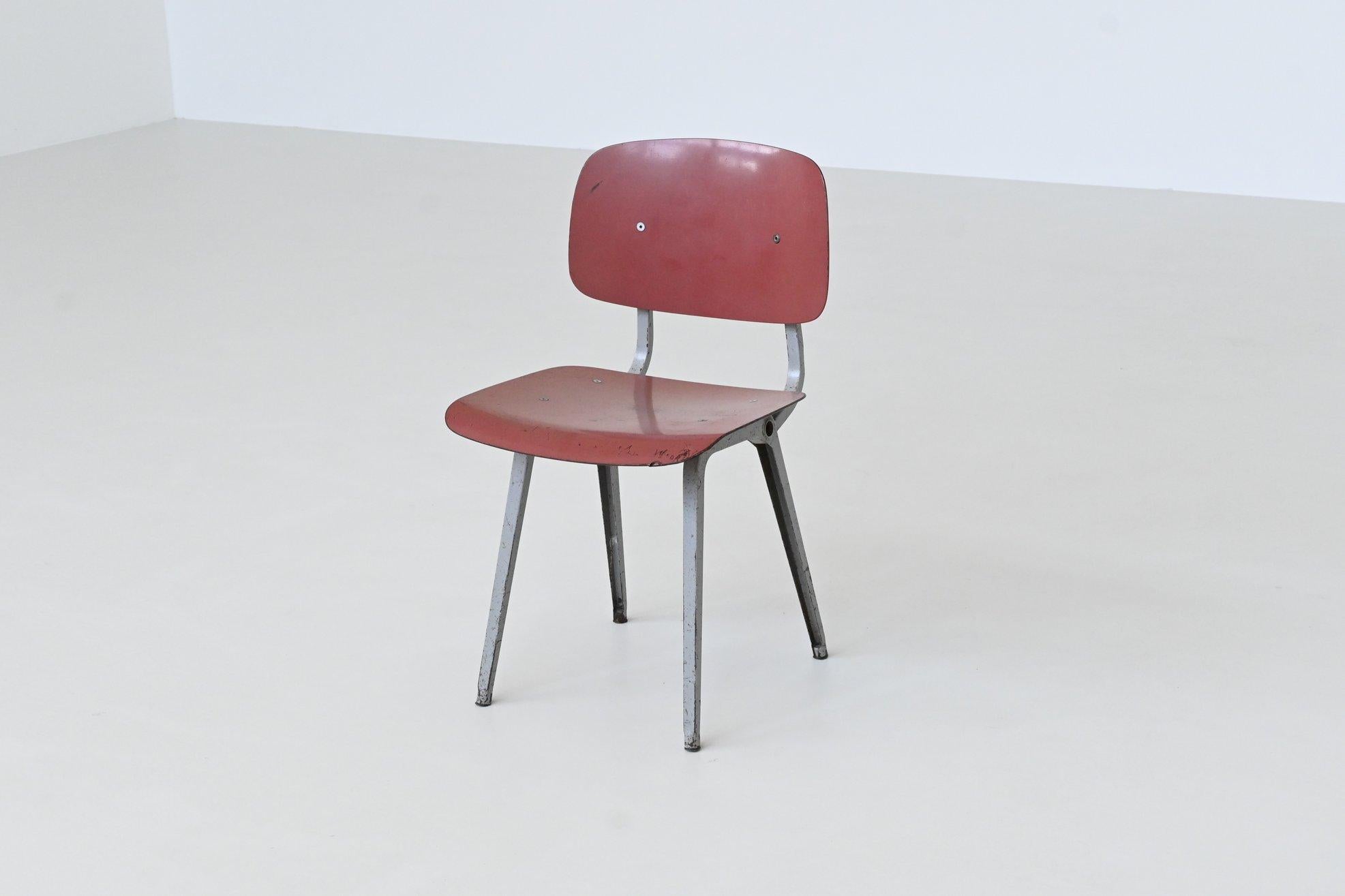Friso Kramer Revolt chair red grey Ahrend de Cirkel The Netherlands 1953 In Good Condition In Etten-Leur, NL