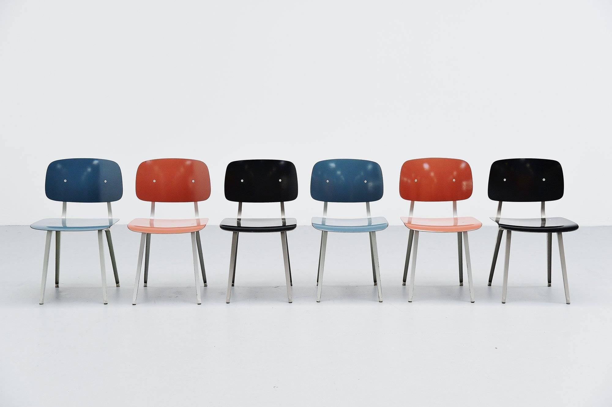 Schöner Satz von sechs Revolt-Stühlen, entworfen von Friso Kramer für Ahrend de Cirkel, Holland 1953. Obwohl der Revolt-Stuhl bereits 1953 entworfen wurde, begann die Produktion erst 1958. Die Stühle haben ein gefaltetes Metallgestell, das sehr