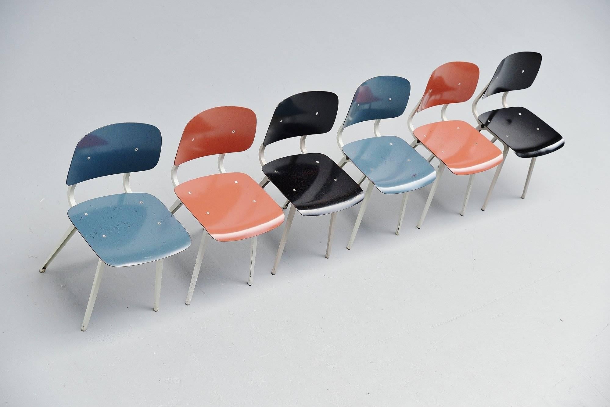Friso Kramer: Revolt-Stühle-Set 1953, schwarz-blau, Liver-Farben (Niederländisch) im Angebot