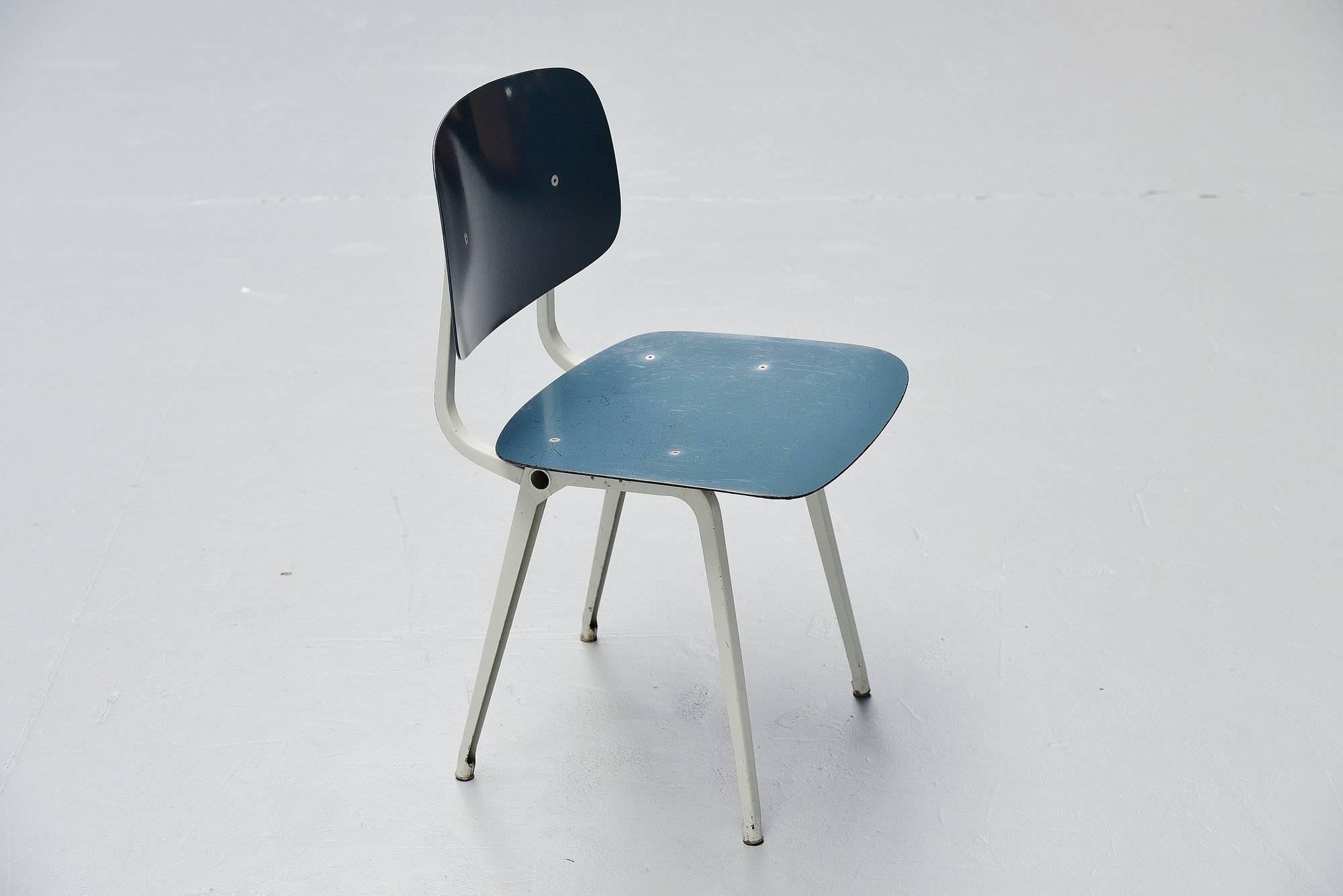 Friso Kramer: Revolt-Stühle-Set 1953, schwarz-blau, Liver-Farben (Kaltmalerei) im Angebot