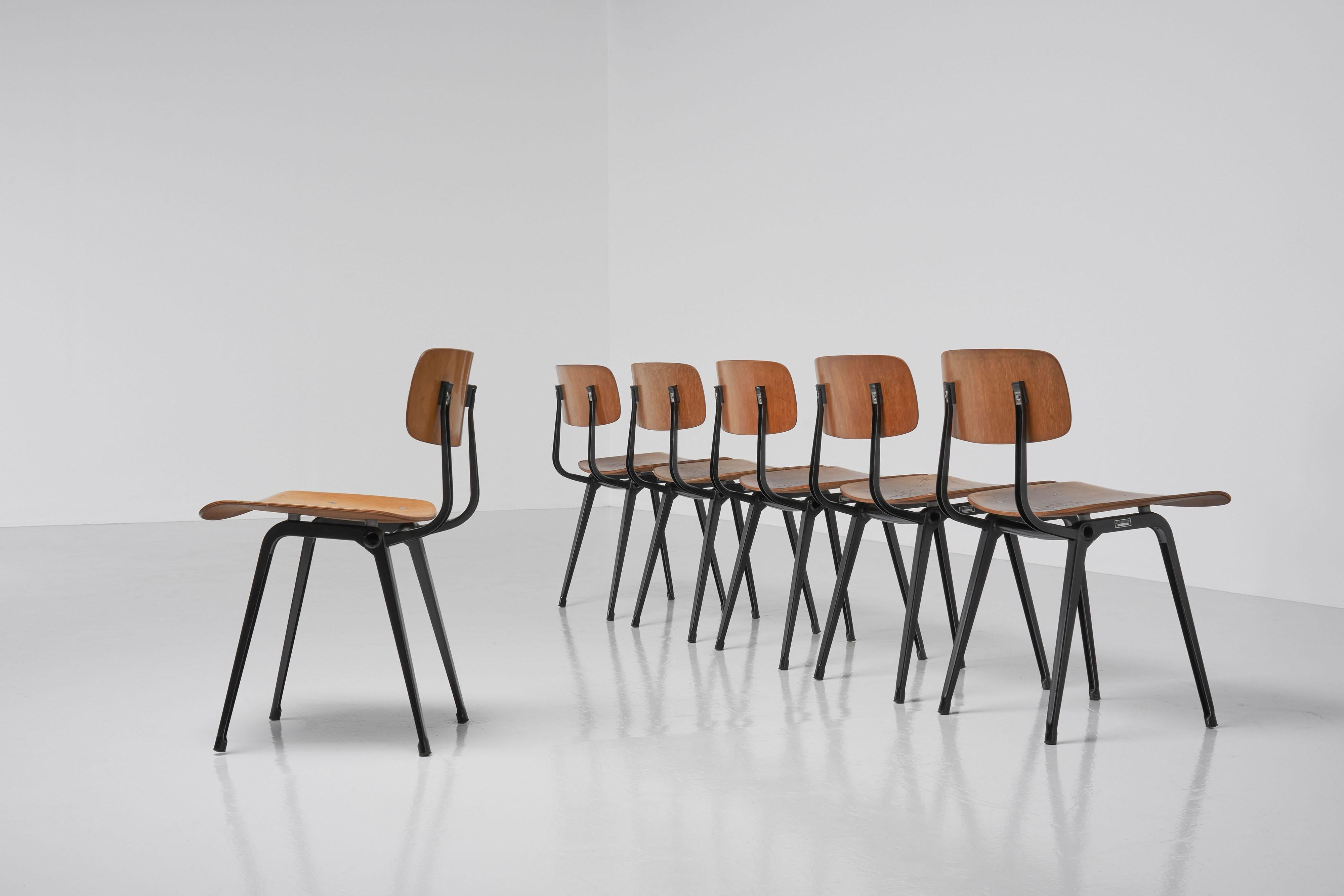 Superbe ensemble de 6 chaises de salle à manger originales Revolt conçues par Friso Kramer et fabriquées par Ahrend de Cirkel, Pays-Bas 1953. Bien que la chaise Revolt ait été conçue dès 1953, sa production a débuté en 1958. Ces chaises sont rares