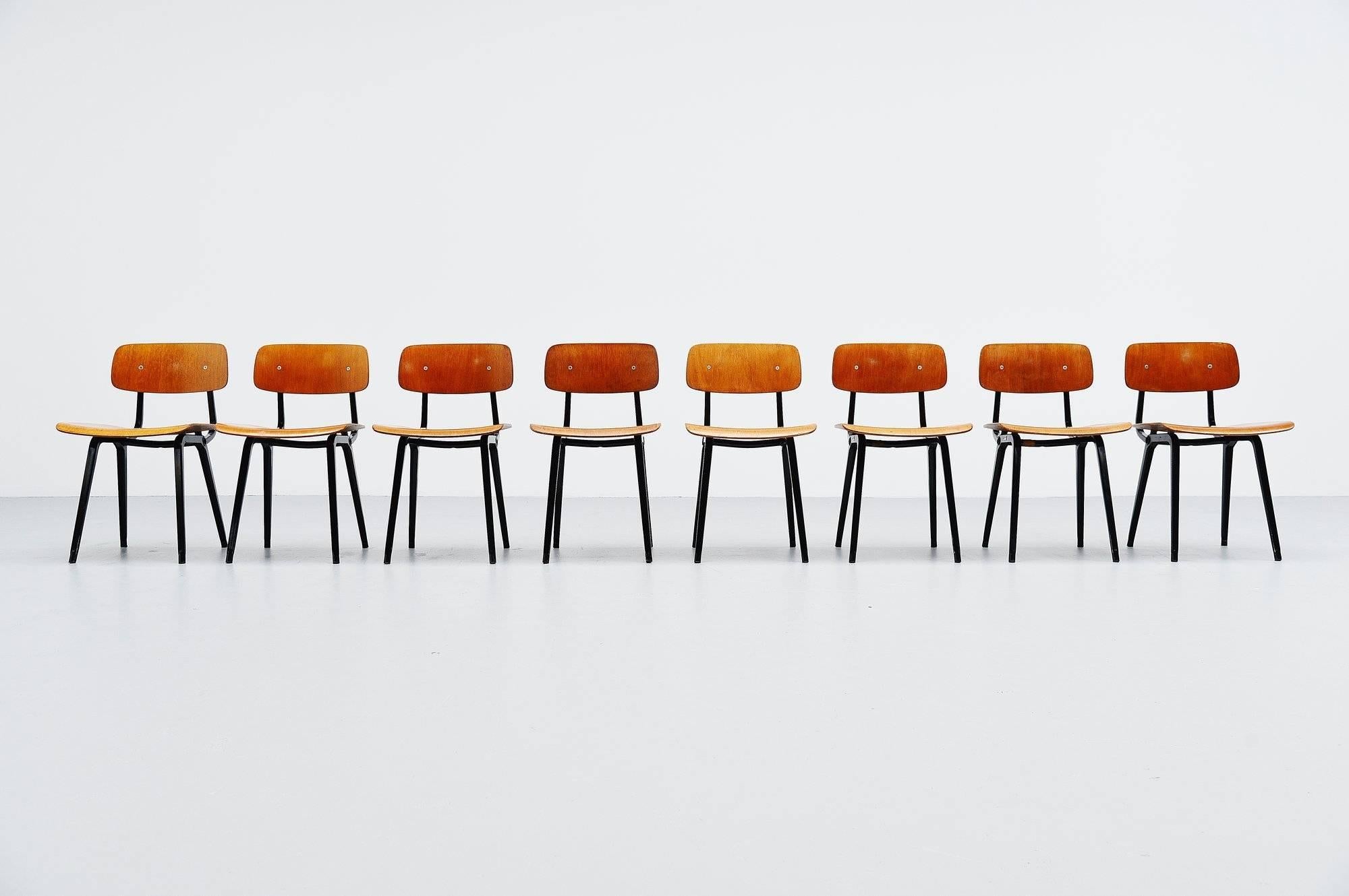 Sehr schöner Satz von acht Revolte-Esszimmerstühlen, entworfen von Friso Kramer für Ahrend de Cirkel, Holland, 1953. Obwohl der Revolt-Stuhl bereits 1953 entworfen wurde, begann die Produktion erst 1958. Diese Stühle sind selten, da sie nur in