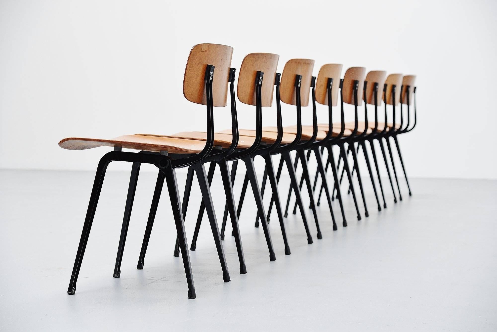 Friso Kramer Revolt-Stühle aus Holz für Ahrend de Cirkel, 1963 (Moderne der Mitte des Jahrhunderts) im Angebot
