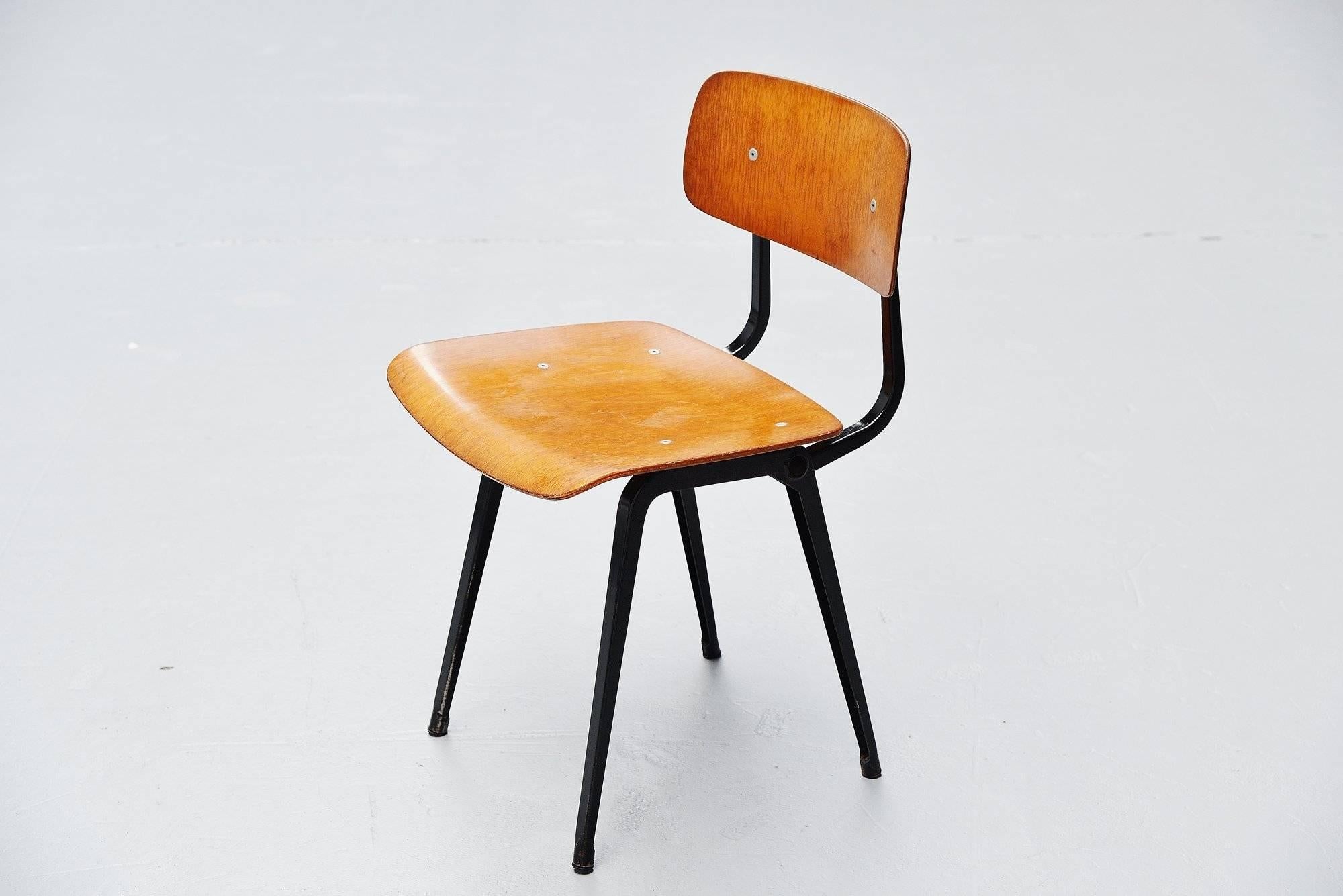 Friso Kramer Revolt-Stühle aus Holz für Ahrend de Cirkel, 1963 (Kaltmalerei) im Angebot