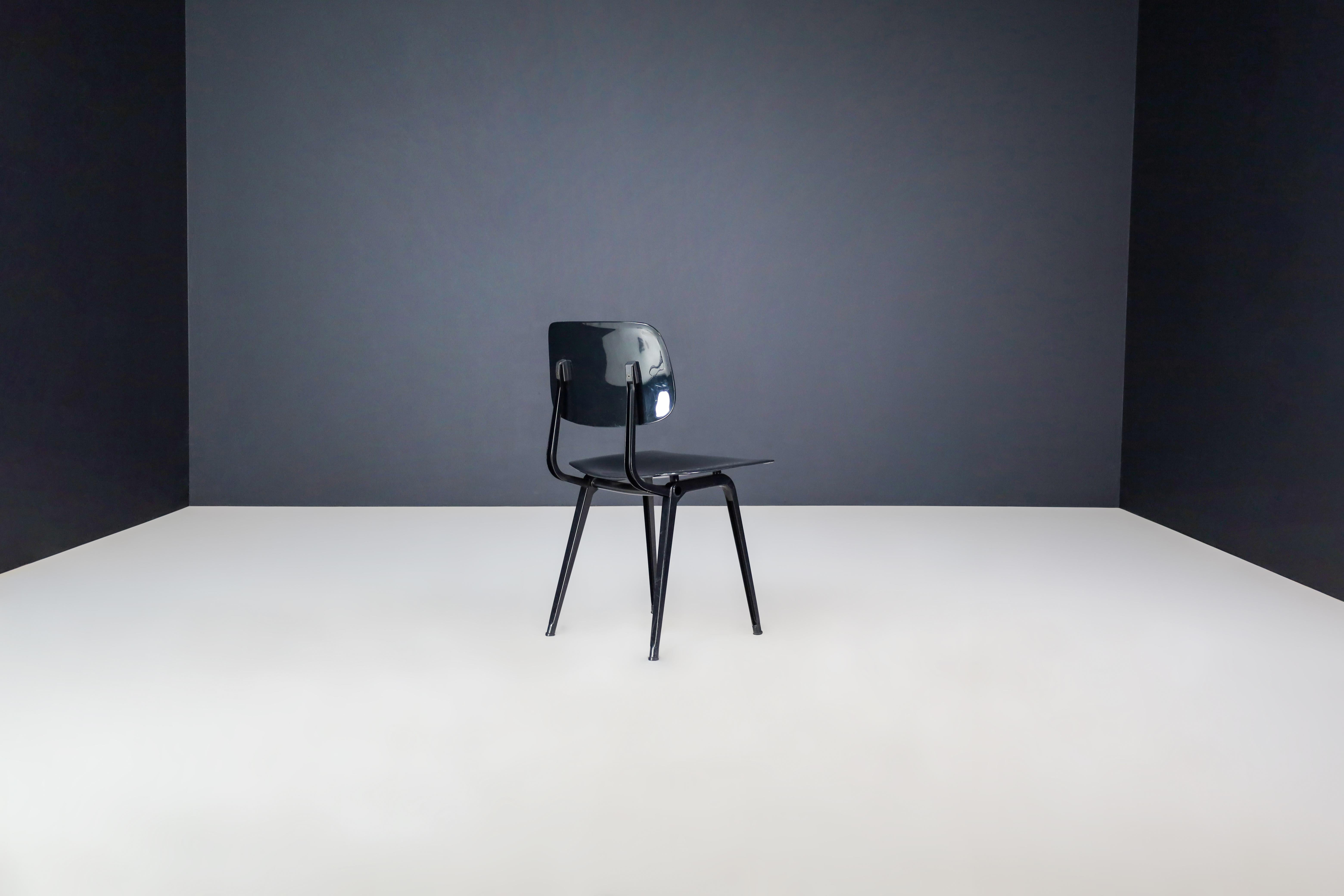 Friso Kramer Revolte Esszimmerstühle Stühle Set/8 Niederlande 1953

Acht Revolt-Esszimmerstühle, entworfen von Friso Kramer für Ahrend de Cirkel in Holland, stehen zum Verkauf. Diese Stühle stammen aus dem Jahr 1953, die Produktion begann aber erst