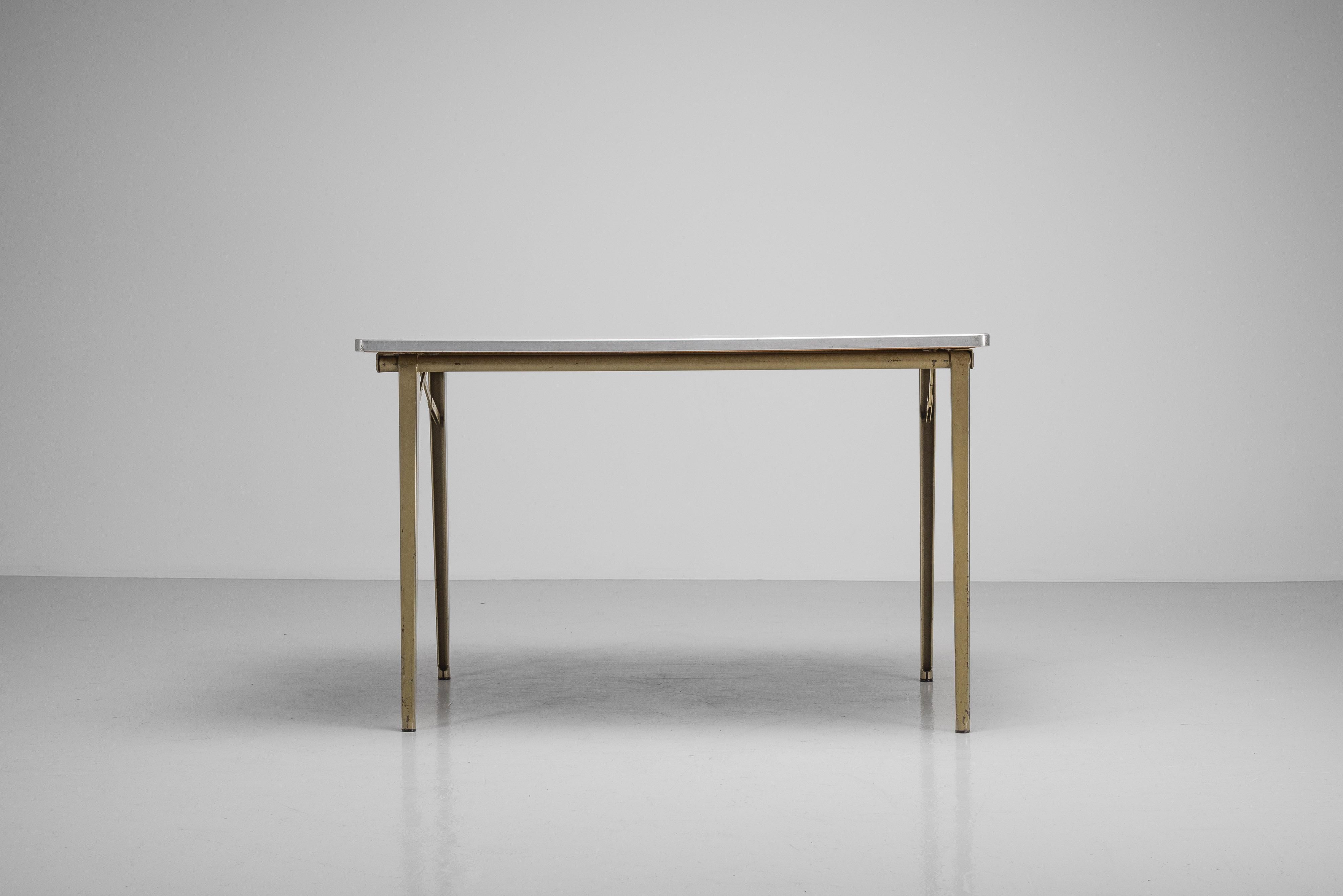 Table pliante Friso Kramer Revolt Ahrend Pays-Bas 1955 en vente 5