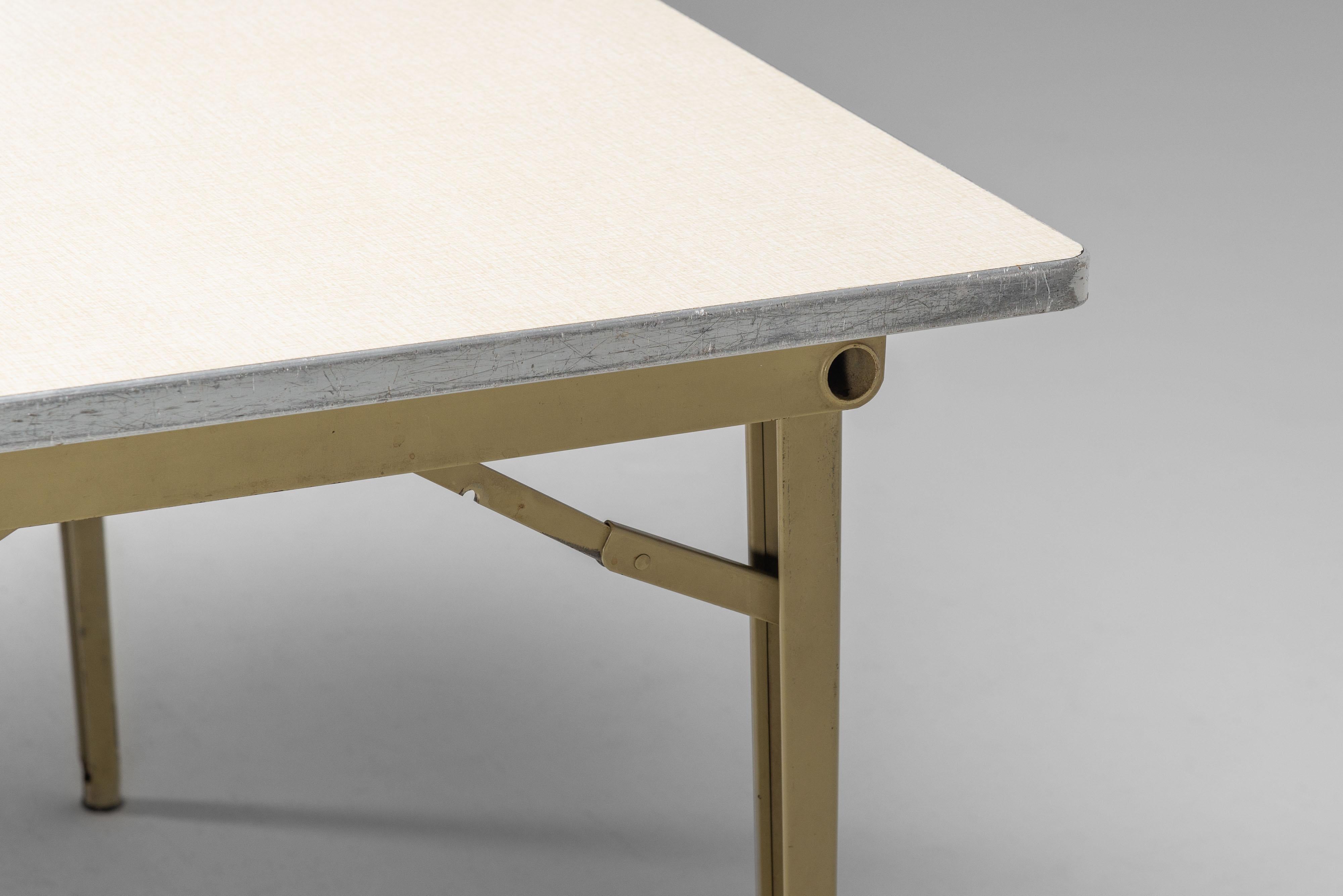 Table pliante Friso Kramer Revolt Ahrend Pays-Bas 1955 en vente 7