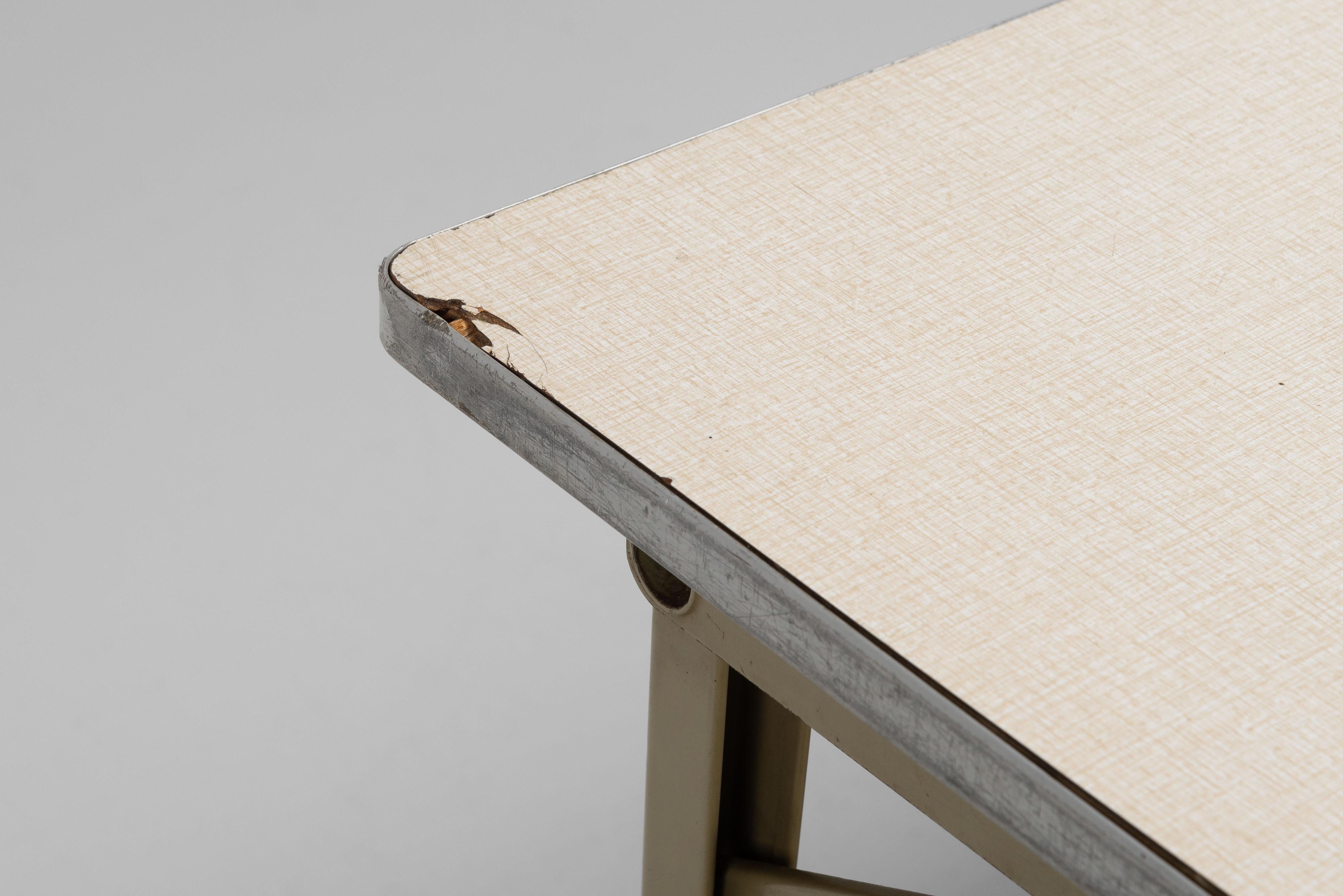 Table pliante Friso Kramer Revolt Ahrend Pays-Bas 1955 en vente 8
