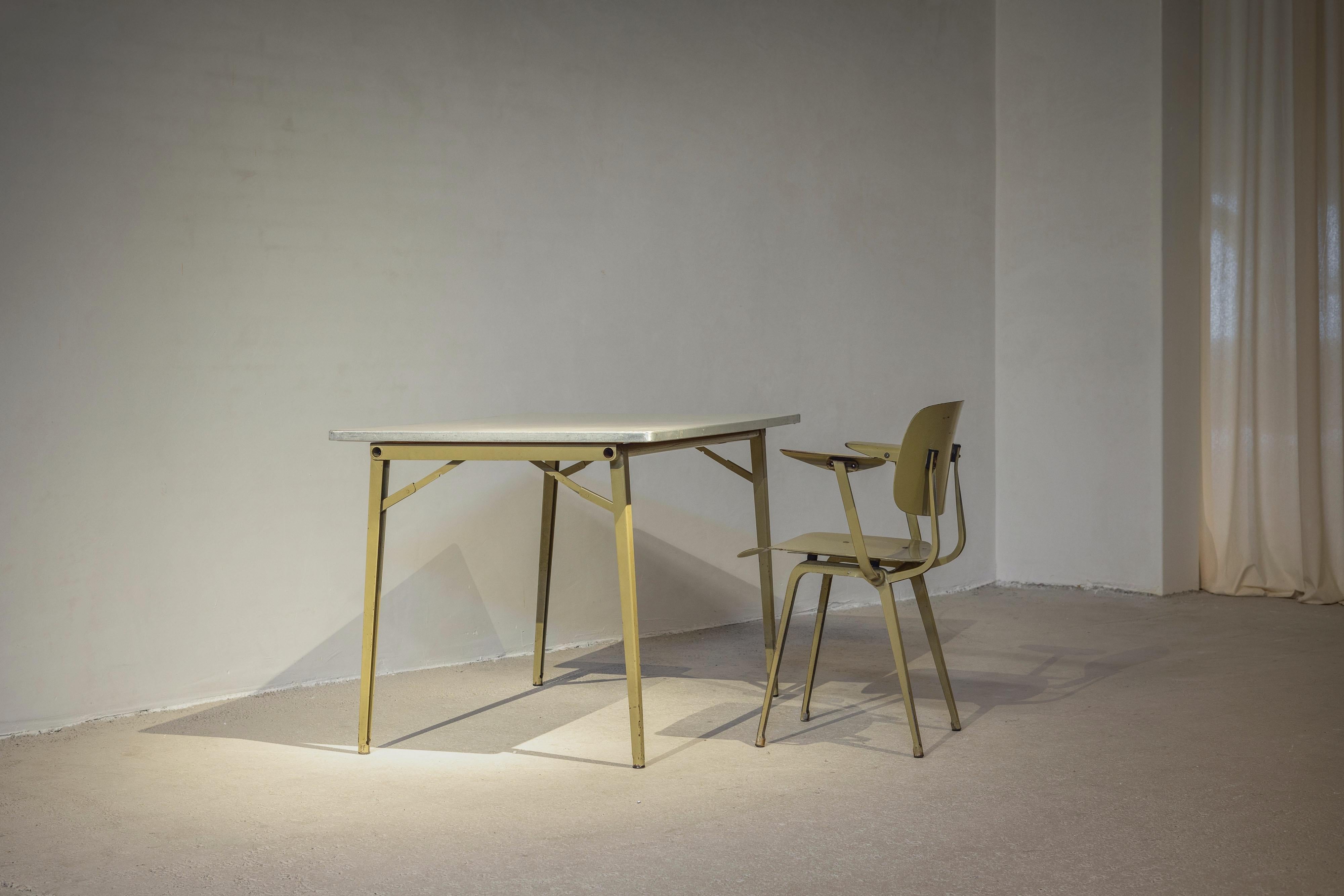 Cette table pliante ultra-rare de Friso Kramer, conçue en 1955 pour Foldes en Hollande, est une véritable pièce de collection issue de son célèbre programme de tables *Reform*. La série Reform offrait aux clients diverses options de tables avec des