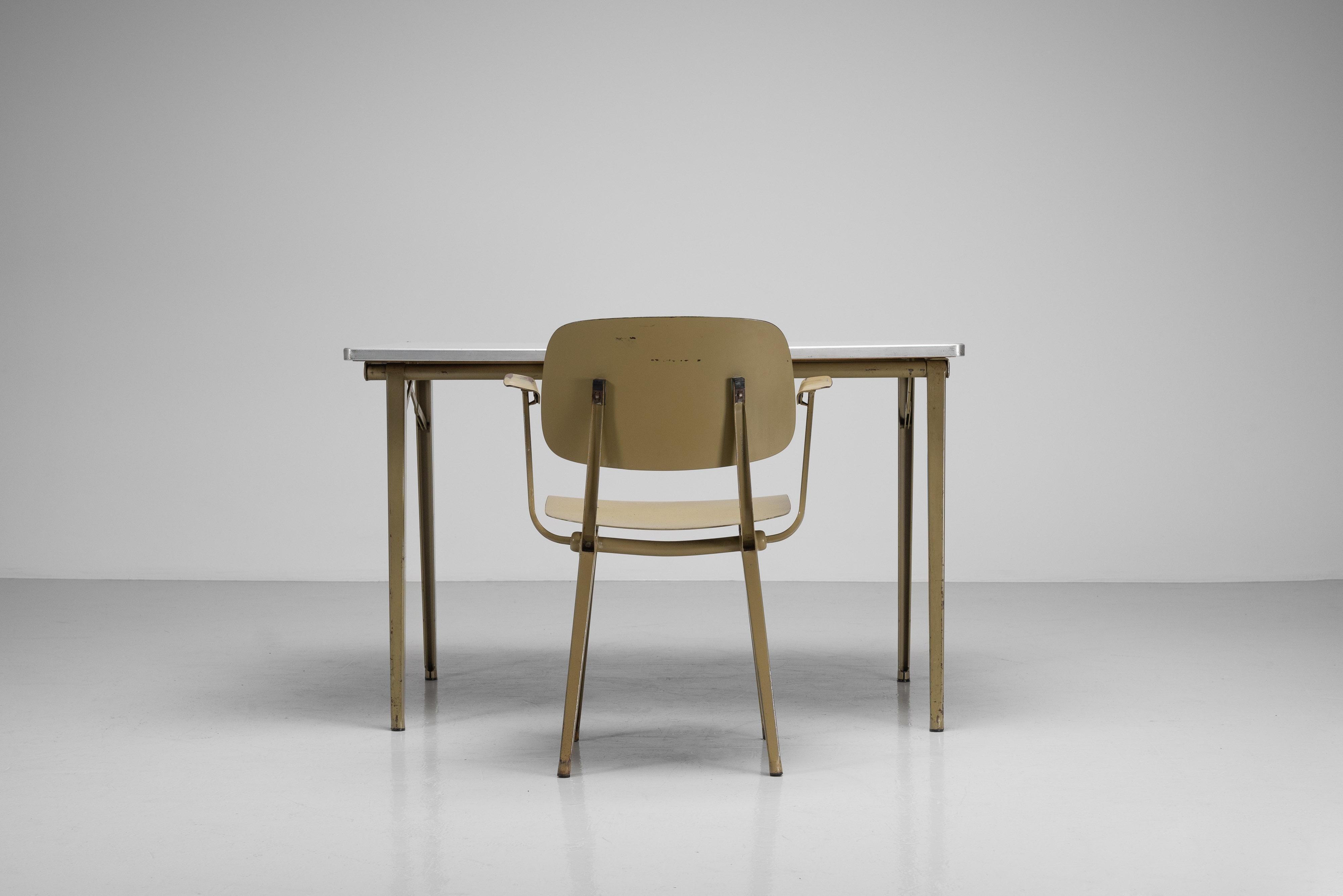 Table pliante Friso Kramer Revolt Ahrend Pays-Bas 1955 Bon état - En vente à Roosendaal, Noord Brabant