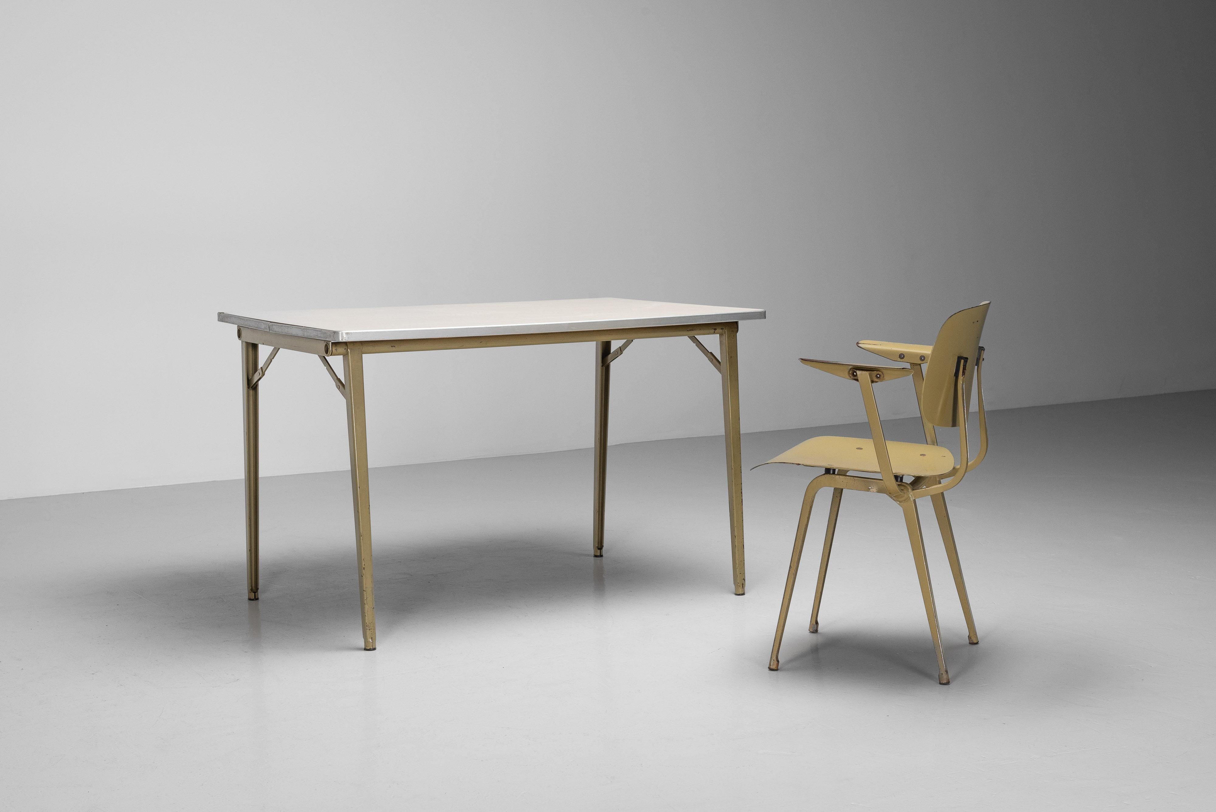Milieu du XXe siècle Table pliante Friso Kramer Revolt Ahrend Pays-Bas 1955 en vente