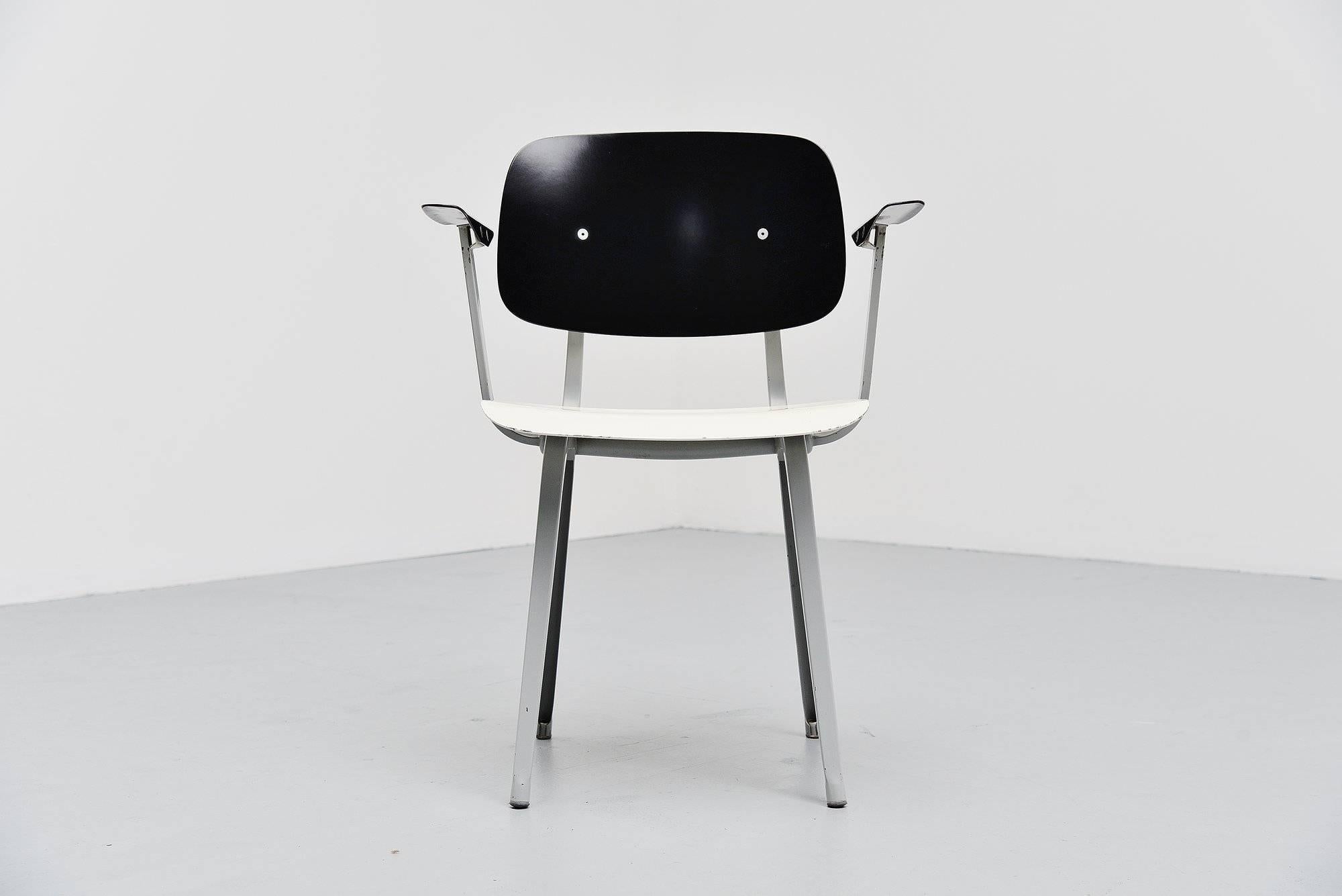 Rare fauteuil Revolt de première production conçu par Friso Kramer pour Ahrend de Cirkel, Hollande, 1953. Cette chaise a été fabriquée pour le TH Delft qui a chargé Friso Kramer et &New de décorer le nouvel intérieur. Ces célèbres chaises TH Delft