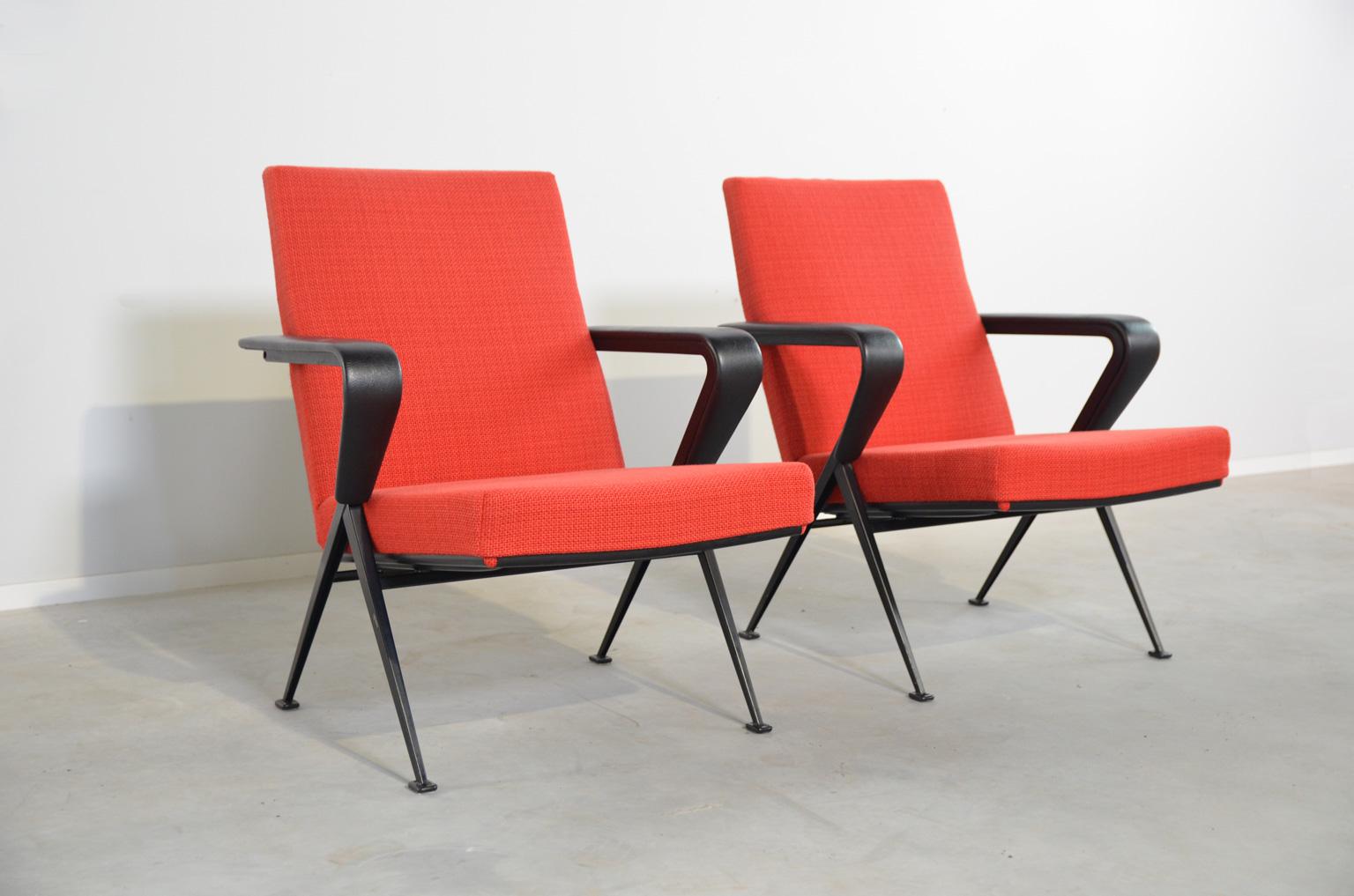 One of Friso Kramer's most important Industrial designs is the Repose lounge chair for Ahrend de Cirkel. The chair has a metal frame which shows the same V-shaped structure as in his other famous designs such as the Revolt and Result chair. This set