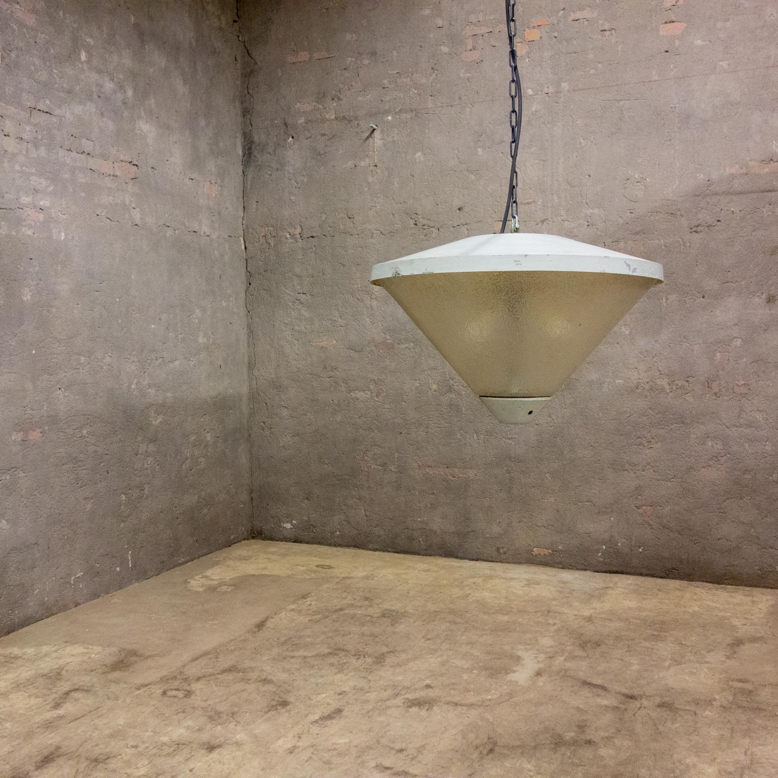 Ces lampes Friso Kramer étaient autrefois des lampadaires. Nous avons modifié le modèle de sorte que vous pouvez désormais les suspendre. Ils ont de nouveaux fils et des raccords e27.
La patine sur les lampes leur a donné un grand look industriel,