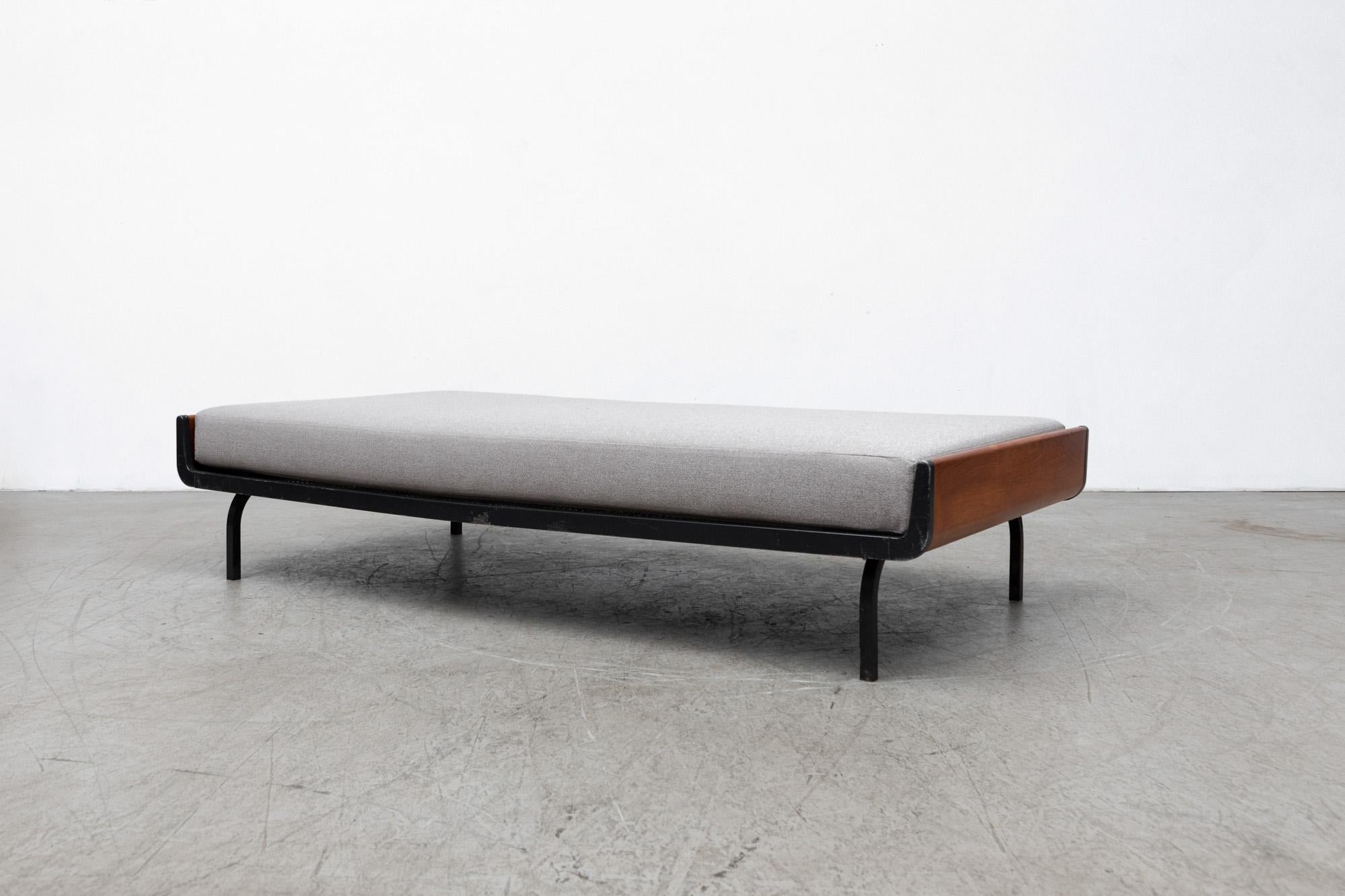 Mid-Century Modern Friso Kramer Style Auping Day Bed with Pewter Grey Mattress For Sale