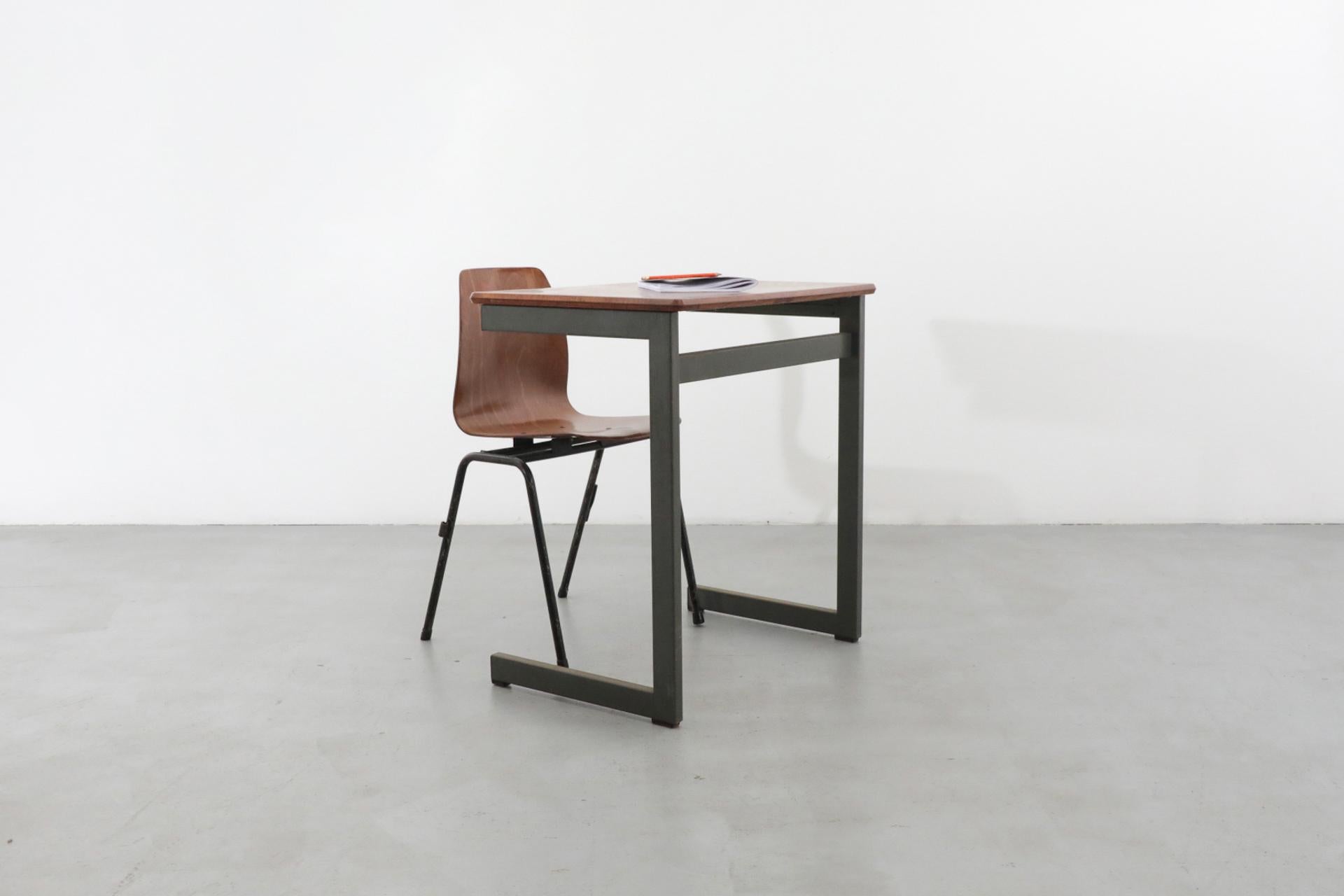 Piccole scrivanie industriali con piano in formica color teak e struttura grigio scuro di Werzalit, Austria. In condizioni originali, con un'usura visibile che corrisponde all'età e all'uso. Venduto singolarmente, le venature e le condizioni del
