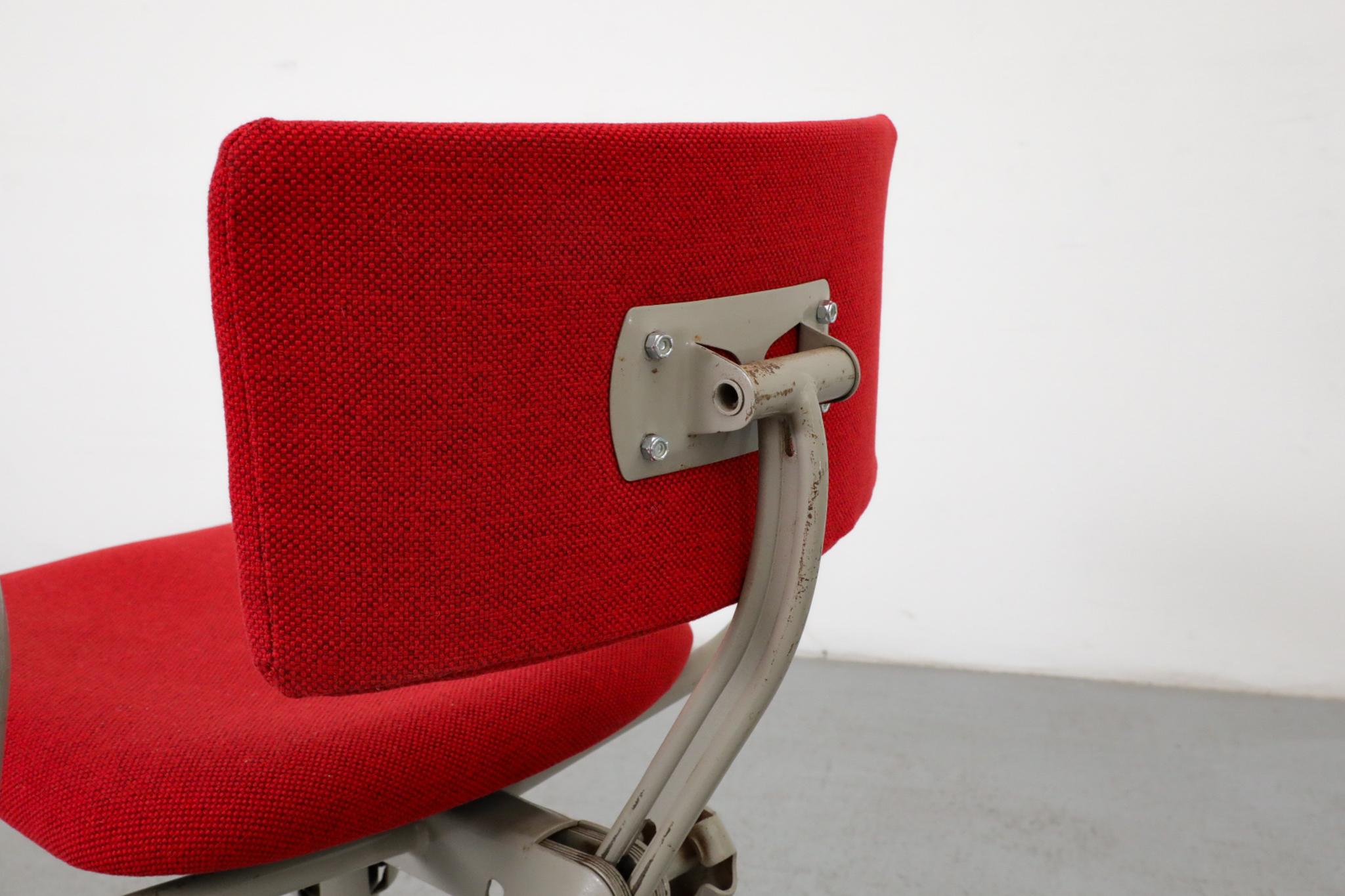Friso Kramer Gepolsterter Industrie-Handwerksstuhl in Rot, 1960er Jahre im Angebot 3