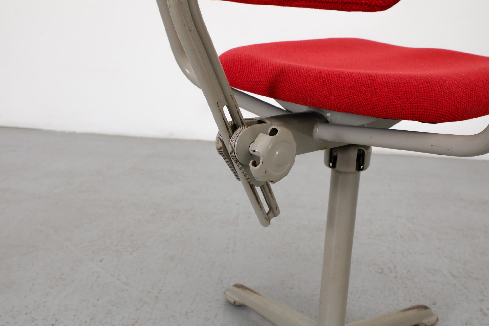 Friso Kramer Gepolsterter Industrie-Handwerksstuhl in Rot, 1960er Jahre im Angebot 4