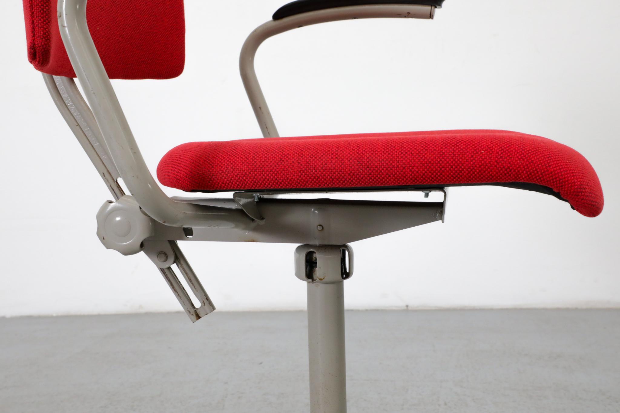 Friso Kramer Gepolsterter Industrie-Handwerksstuhl in Rot, 1960er Jahre im Angebot 9