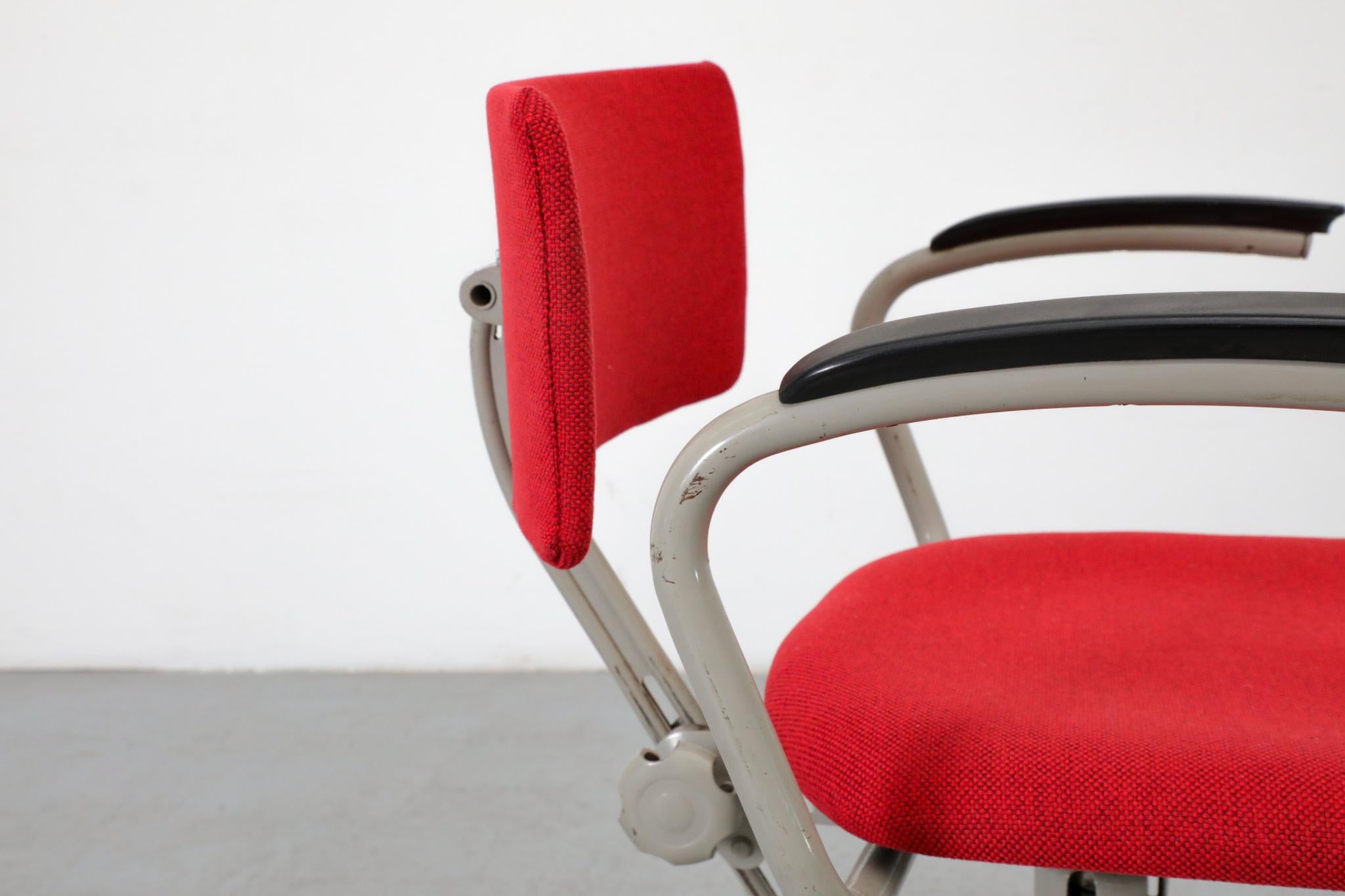 Friso Kramer Gepolsterter Industrie-Handwerksstuhl in Rot, 1960er Jahre im Angebot 10