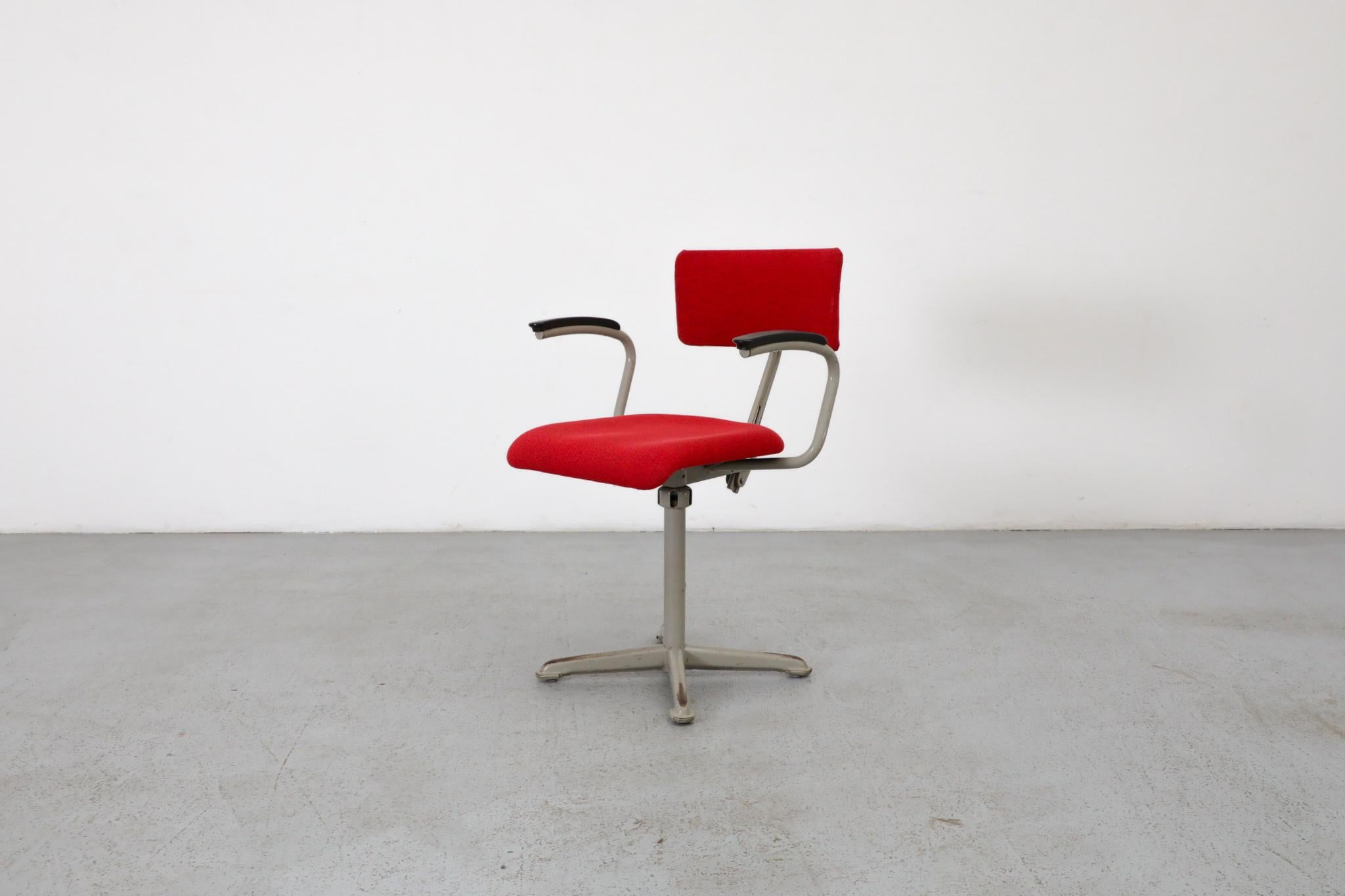 Niederländischer Mid-Century-Bürostuhl von Friso Kramer für Ahrend de Cirkel. Dieser Stuhl hat eine höhenverstellbare Rückenlehne, die auch vertikal ein wenig schwenkbar ist, um sich an den Sitzenden anzupassen. Er ist ebenfalls höhenverstellbar und