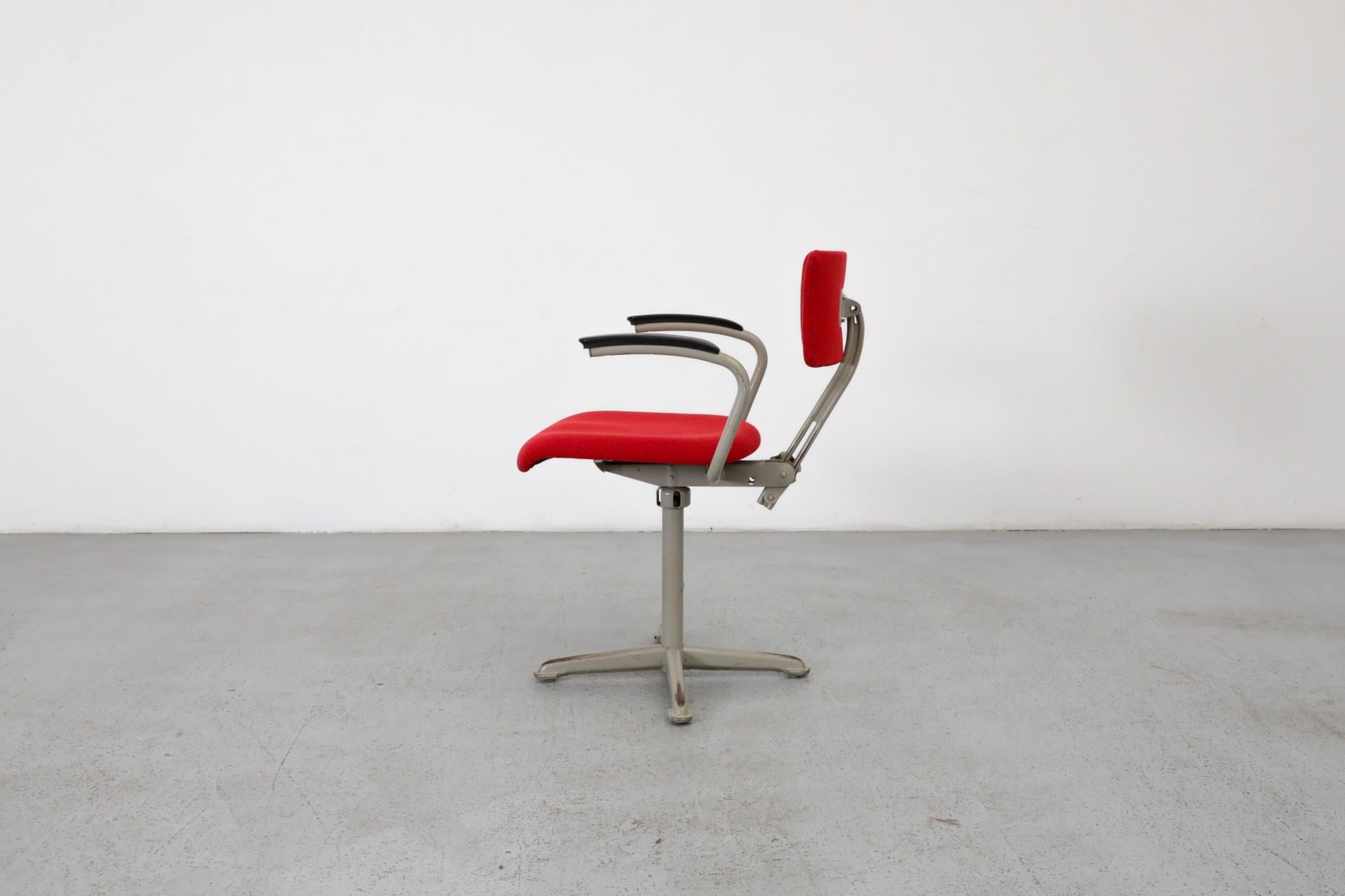Friso Kramer Gepolsterter Industrie-Handwerksstuhl in Rot, 1960er Jahre (Industriell) im Angebot