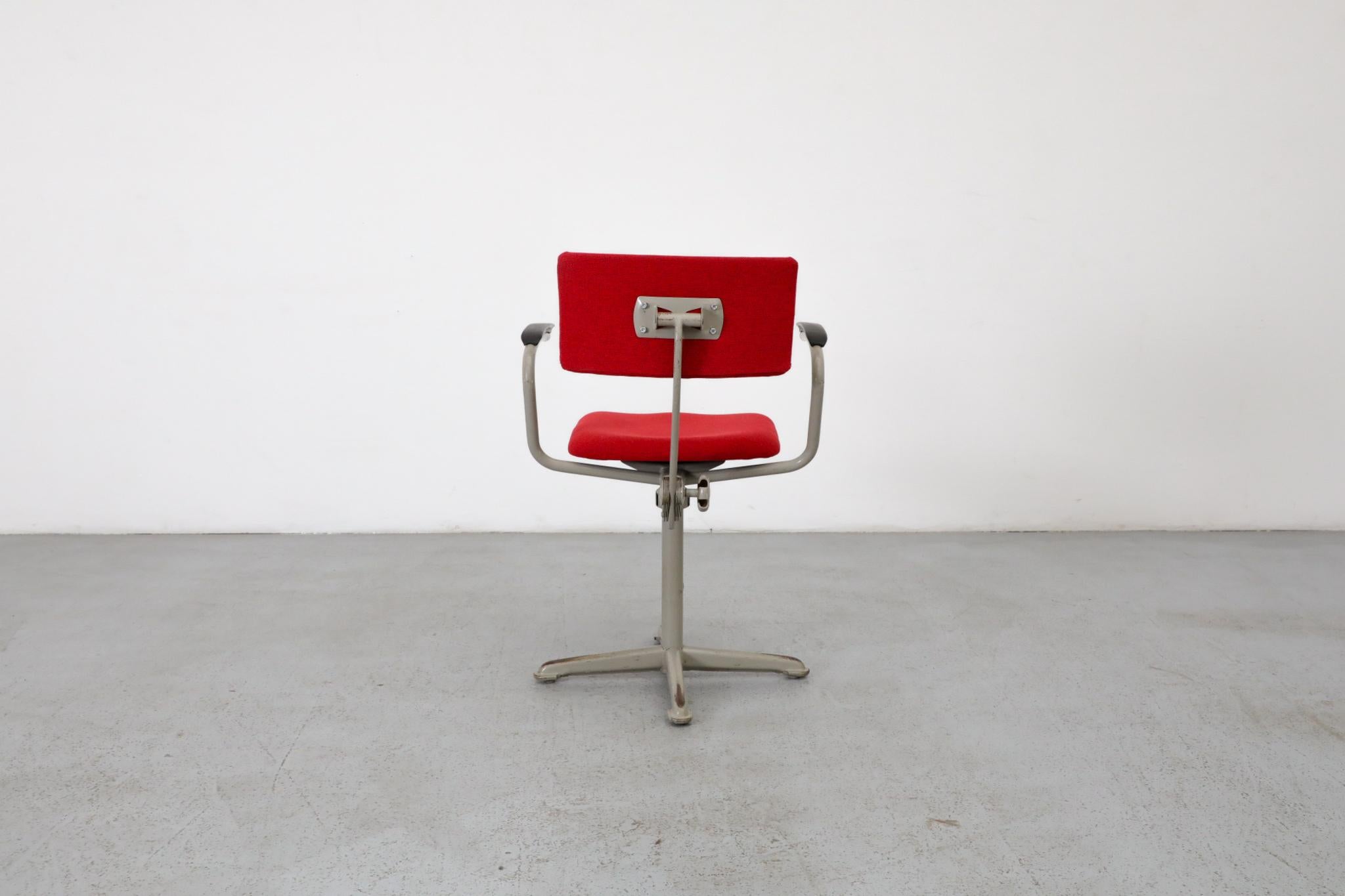 Friso Kramer Gepolsterter Industrie-Handwerksstuhl in Rot, 1960er Jahre (Niederländisch) im Angebot