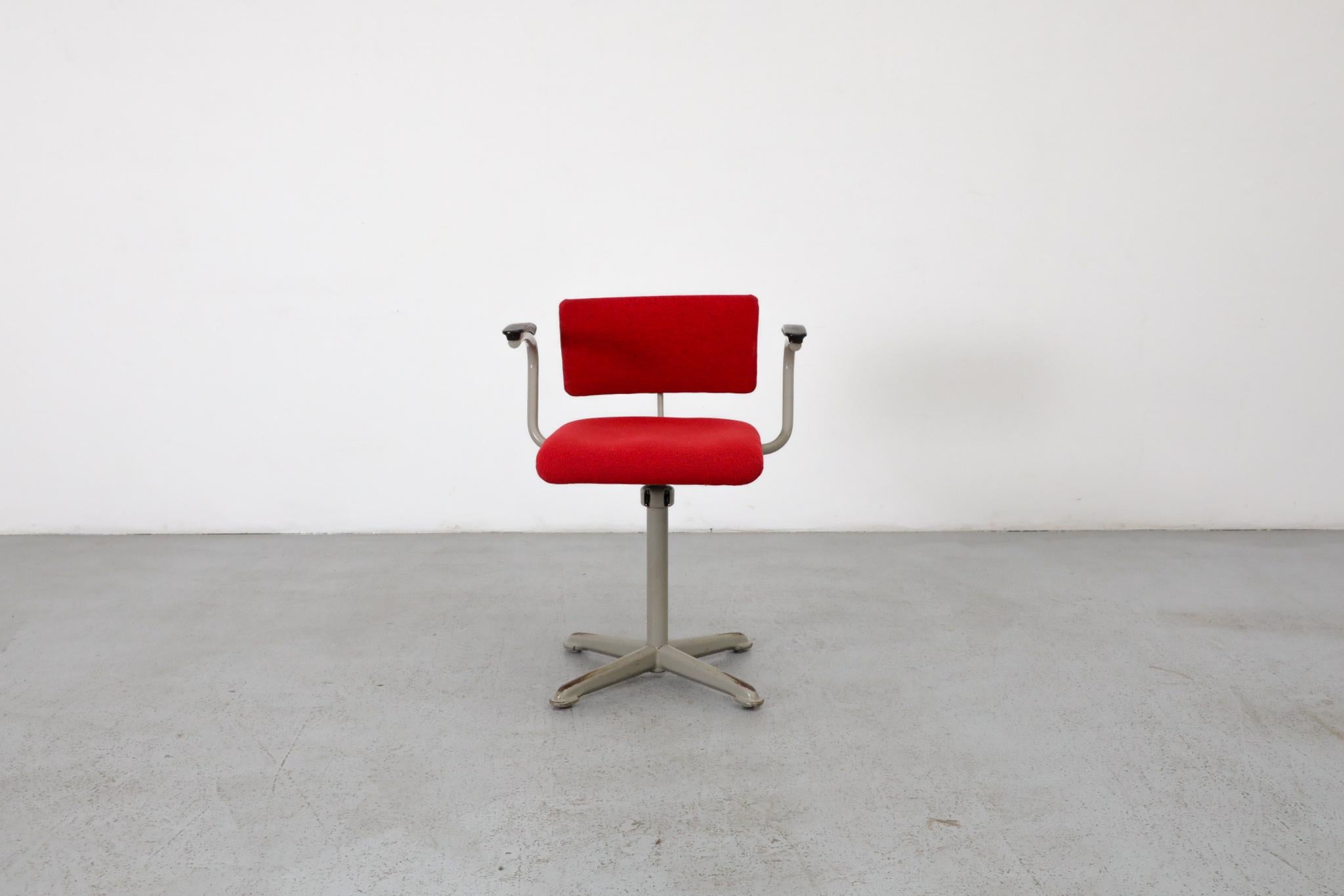 Friso Kramer Gepolsterter Industrie-Handwerksstuhl in Rot, 1960er Jahre im Zustand „Gut“ im Angebot in Los Angeles, CA