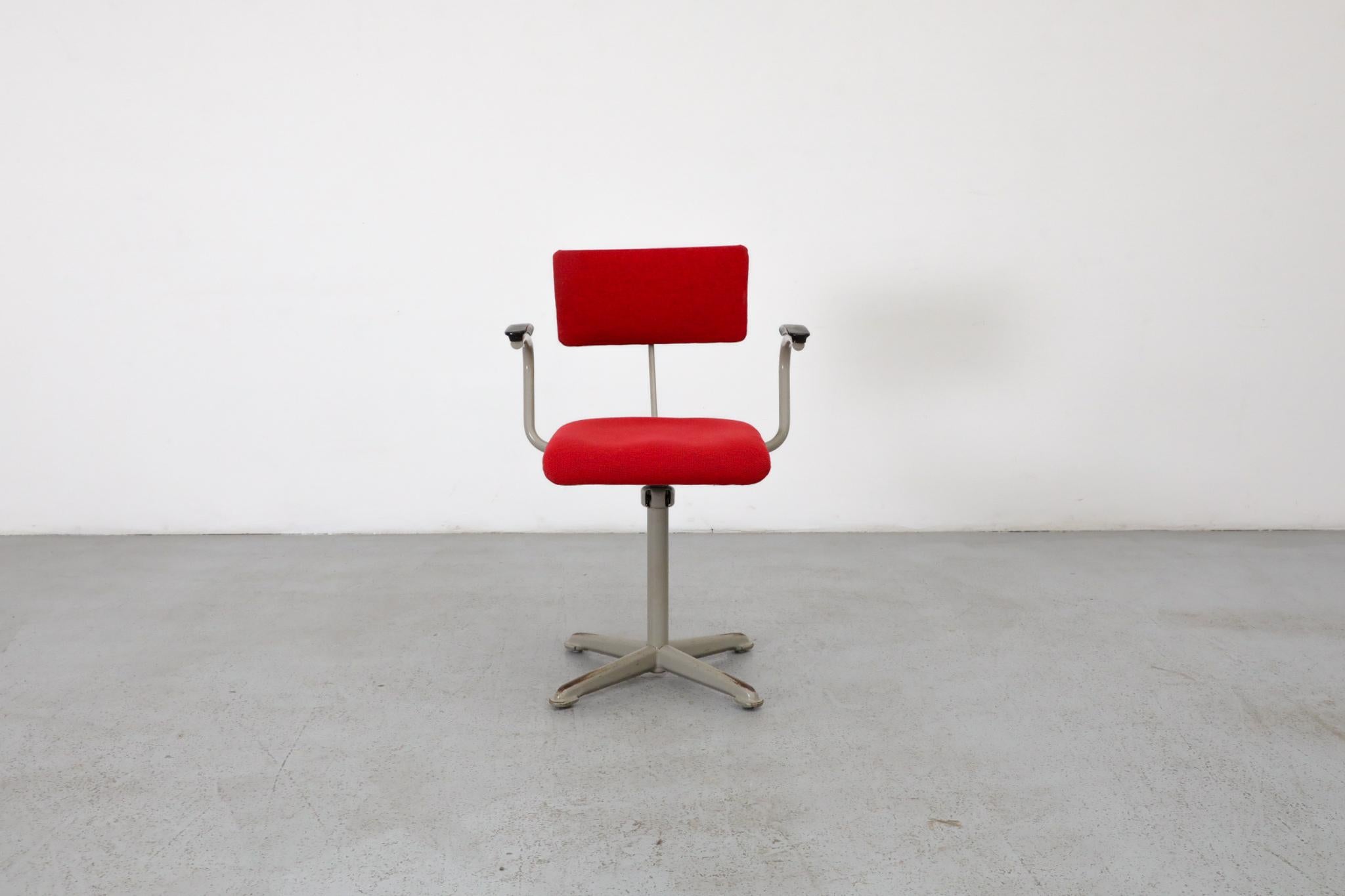 Friso Kramer Gepolsterter Industrie-Handwerksstuhl in Rot, 1960er Jahre (20. Jahrhundert) im Angebot