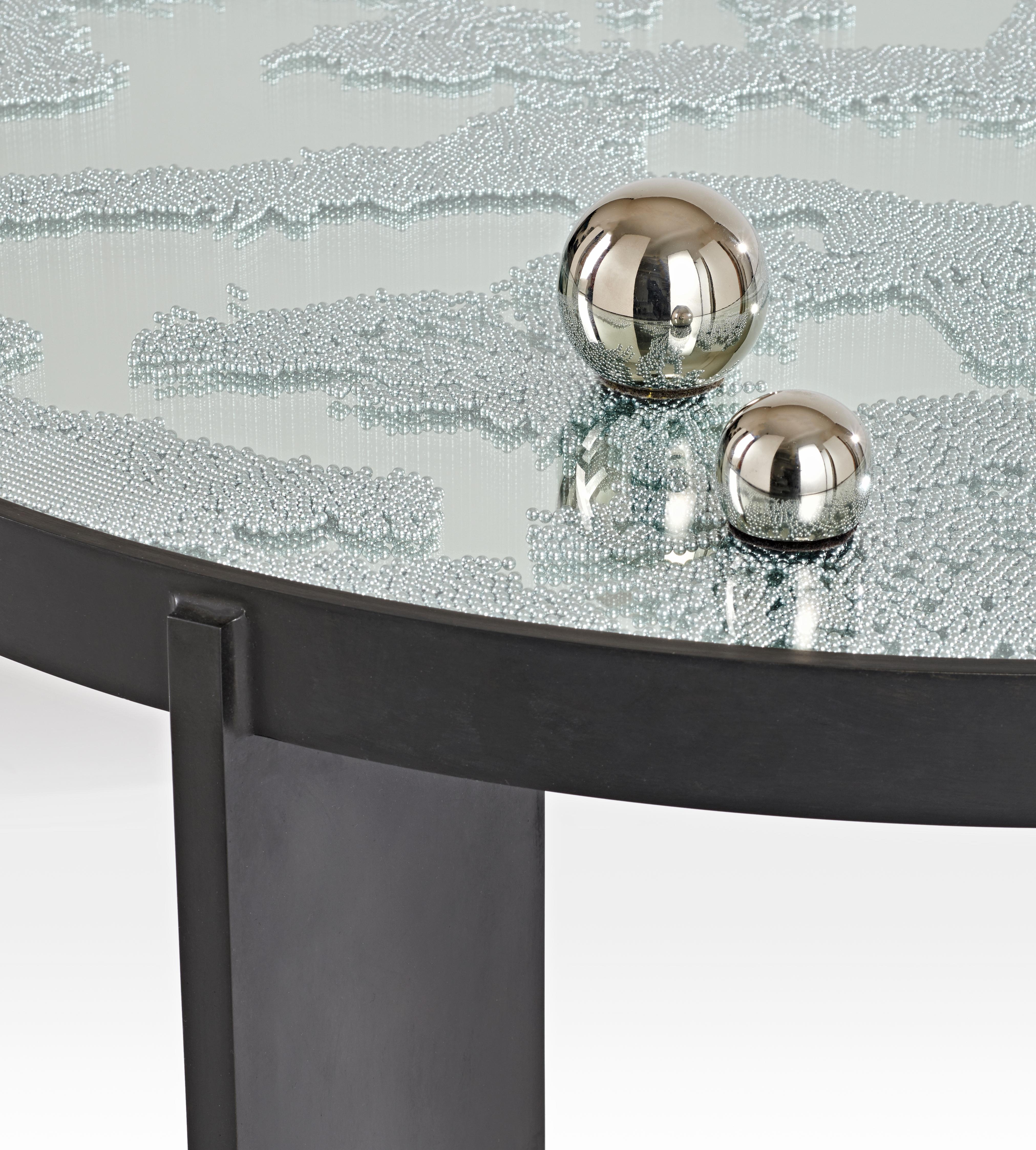 2018
Bronzo patinato nero, cuscinetti a sfera in acciaio, magneti
Edizione di 8
Firmato e numerato
H. 16,5 x L. 39,3 x L. 39,3 pollici.
(H. 42 x L. 100 x L. 100 cm).