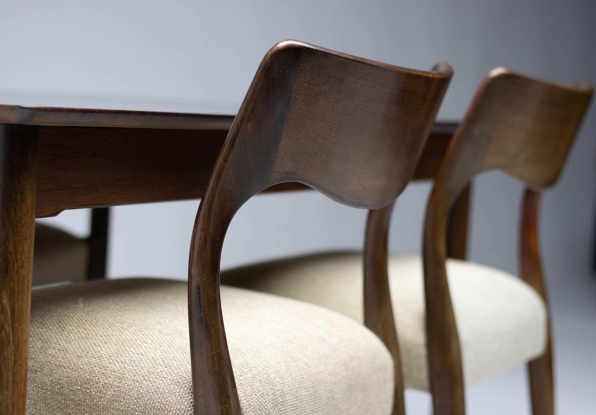 Four elegant organic dining chairs by Fristho with matching extendable dining table in rosewood.
The original wool upholstery is still in fine condition, but reupholstery can be provided upon request.