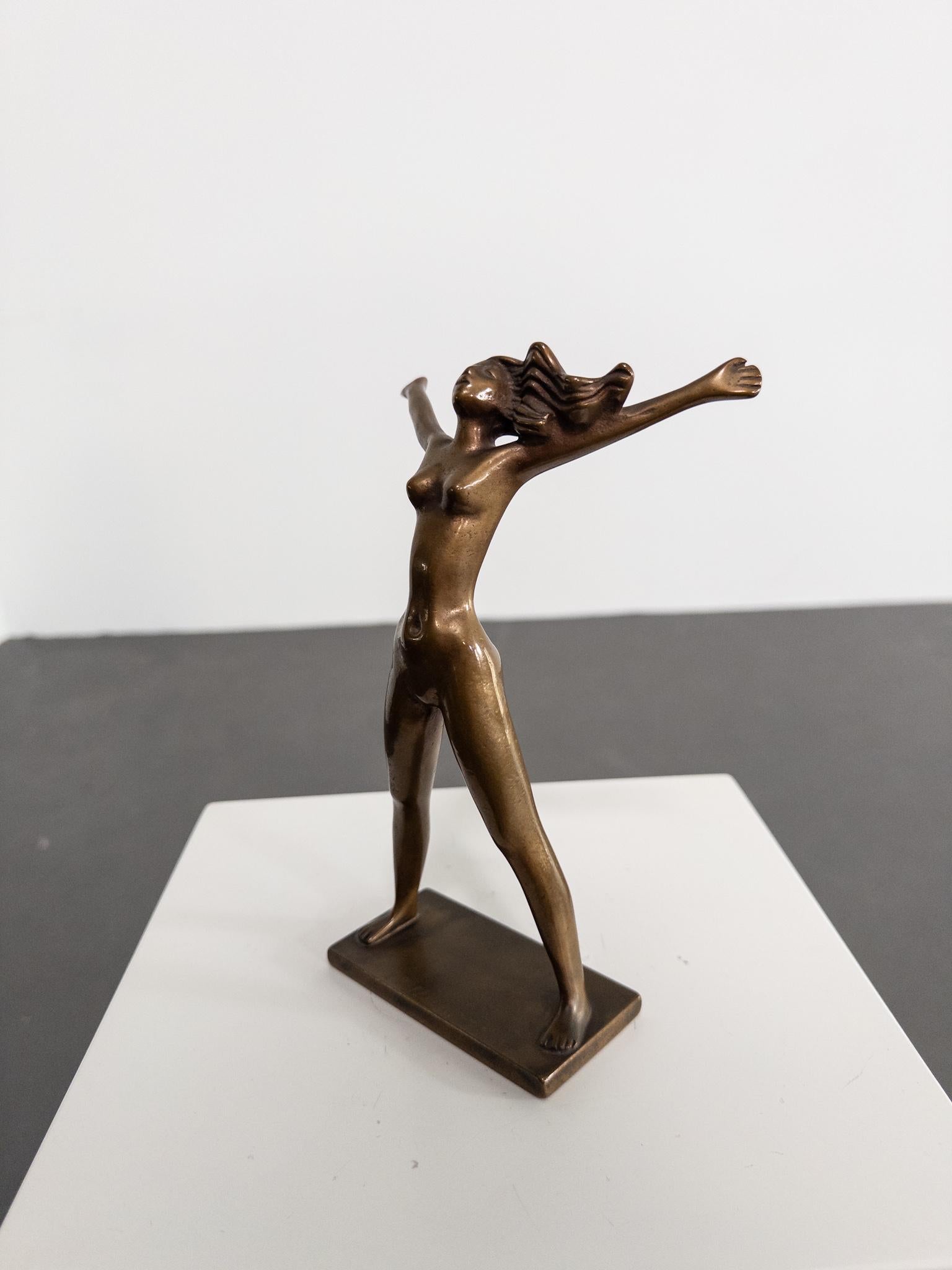 A striking and spirited bronze sculpture titled “Fritidsflickan” (The Leisure Girl), designed by acclaimed Swedish sculptor Stig Blomberg and produced by Ystad Brons in the mid-20th century.

This elegant figure of a young woman, with arms