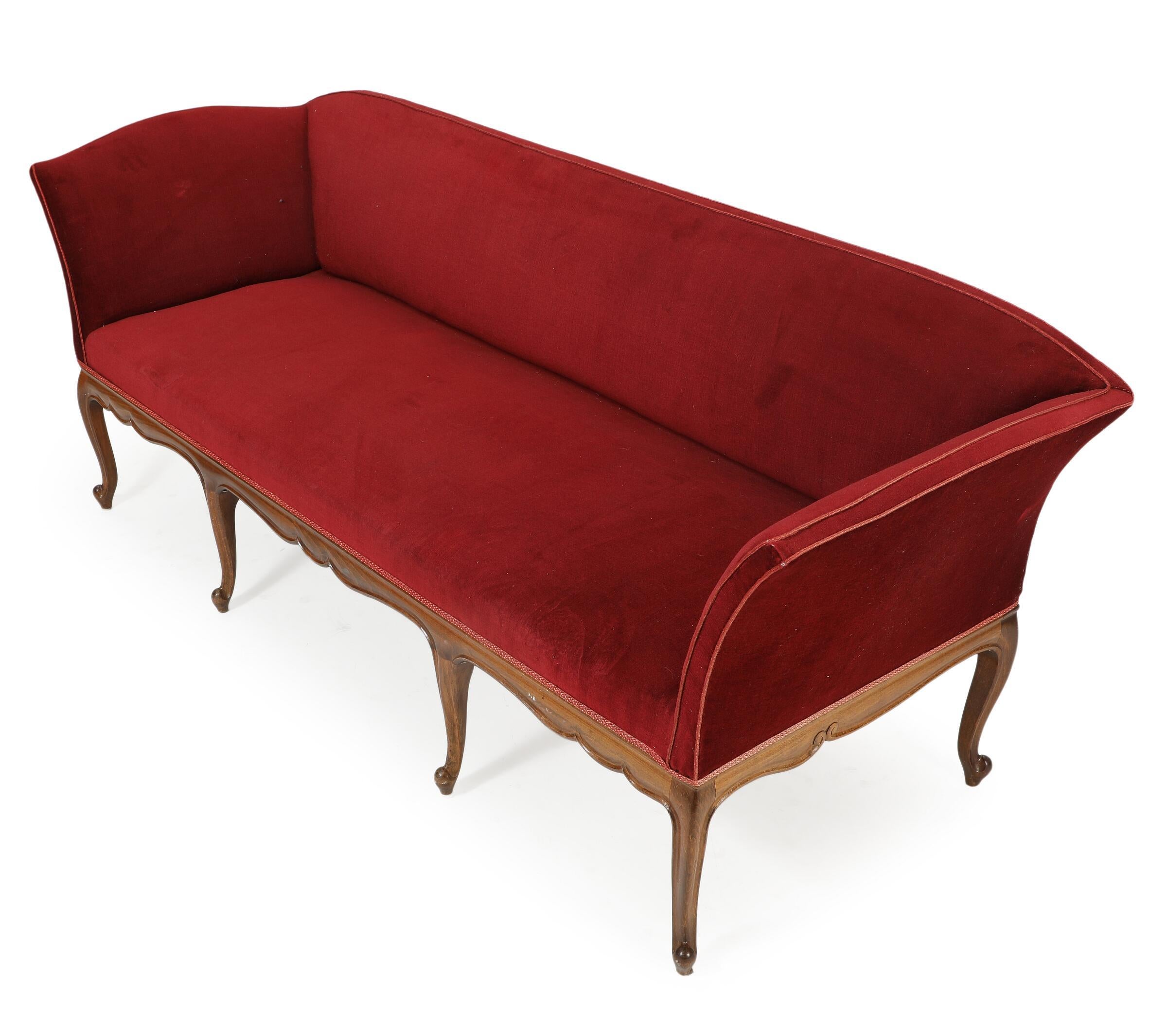 Dieses 3-sitzige Sofa von Frits Henningsen aus den 1930er Jahren spiegelt Frits Henningsens Vorliebe für klassische Formen wider, um seinem Anspruch an Qualität und Handwerkskunst gerecht zu werden. Während die meisten Designer und Möbelschreiner